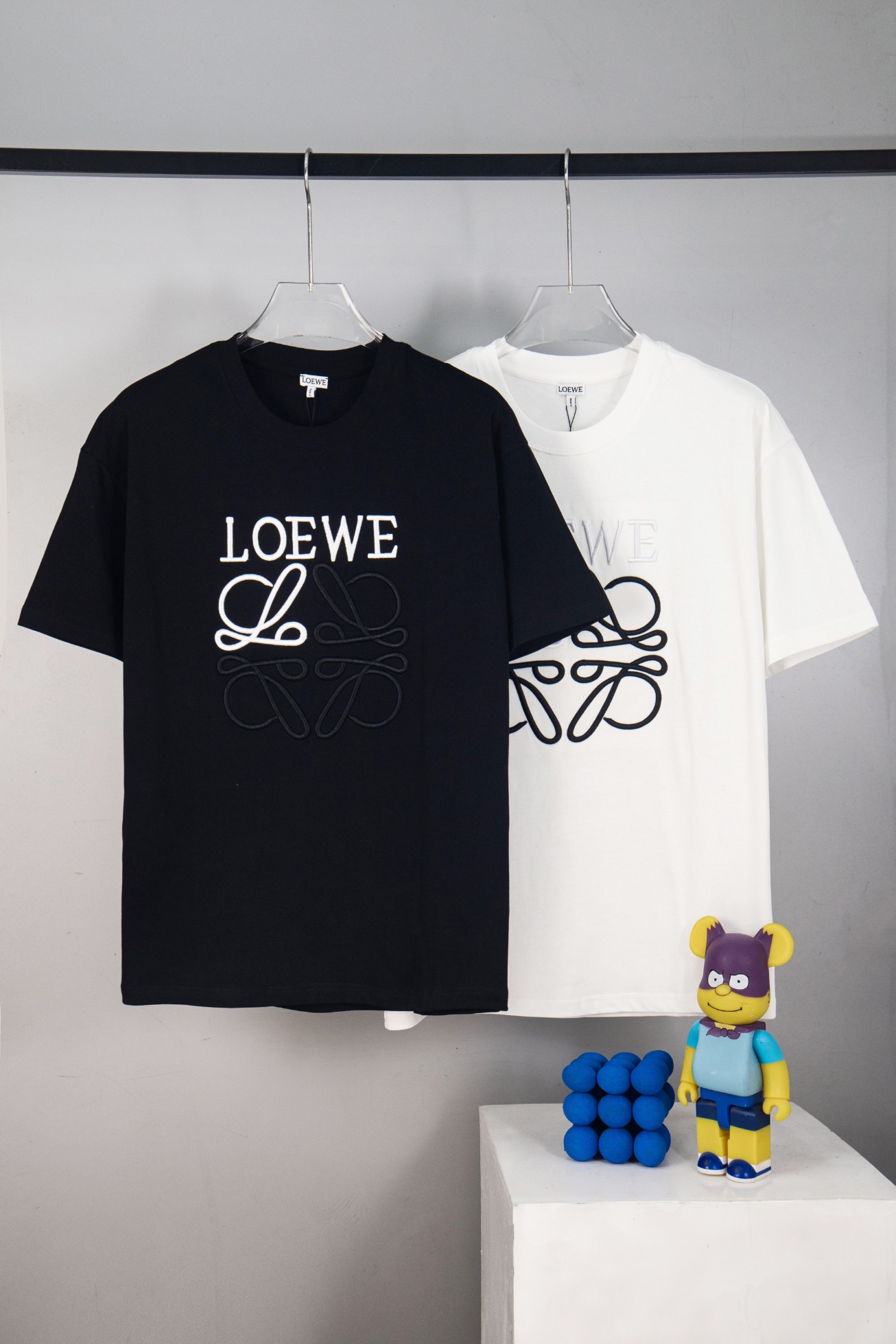 3211＃P77（长期有货） LOEWE 罗意威 撞色立体字母刺绣🪡 Logo精致升级，灵感源自八十年代复古 原版面料 官方同款 短袖T恤 定制260克同缸染面料 手感非常舒服 设计风格融合了经典与现代元素，注重简洁、优雅和精致的细节。…