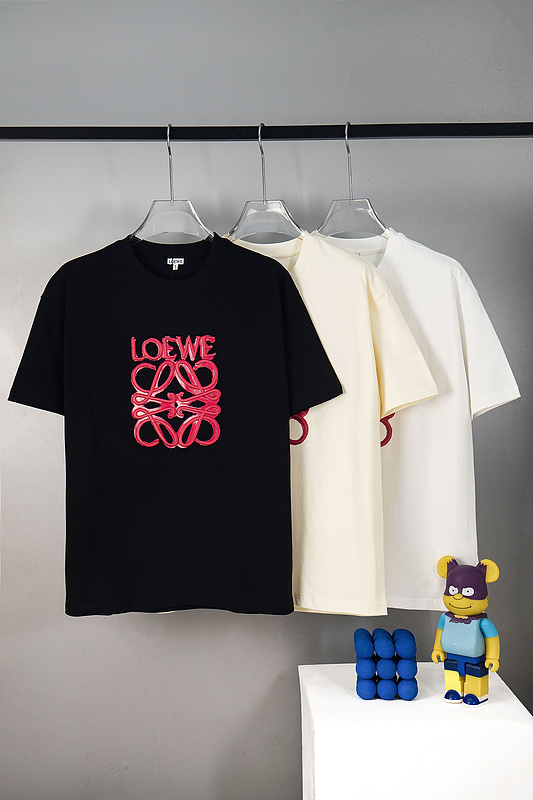 3205＃P77（长期有货） LOEWE 罗意威 荧光彩色印花立体字母刺绣🪡 Logo精致升级，灵感源自八十年代复古 原版面料 官方同款 短袖T恤 定制260克同缸染面料 手感非常舒服 设计风格融合了经典与现代元素，注重简洁、优雅和精致…