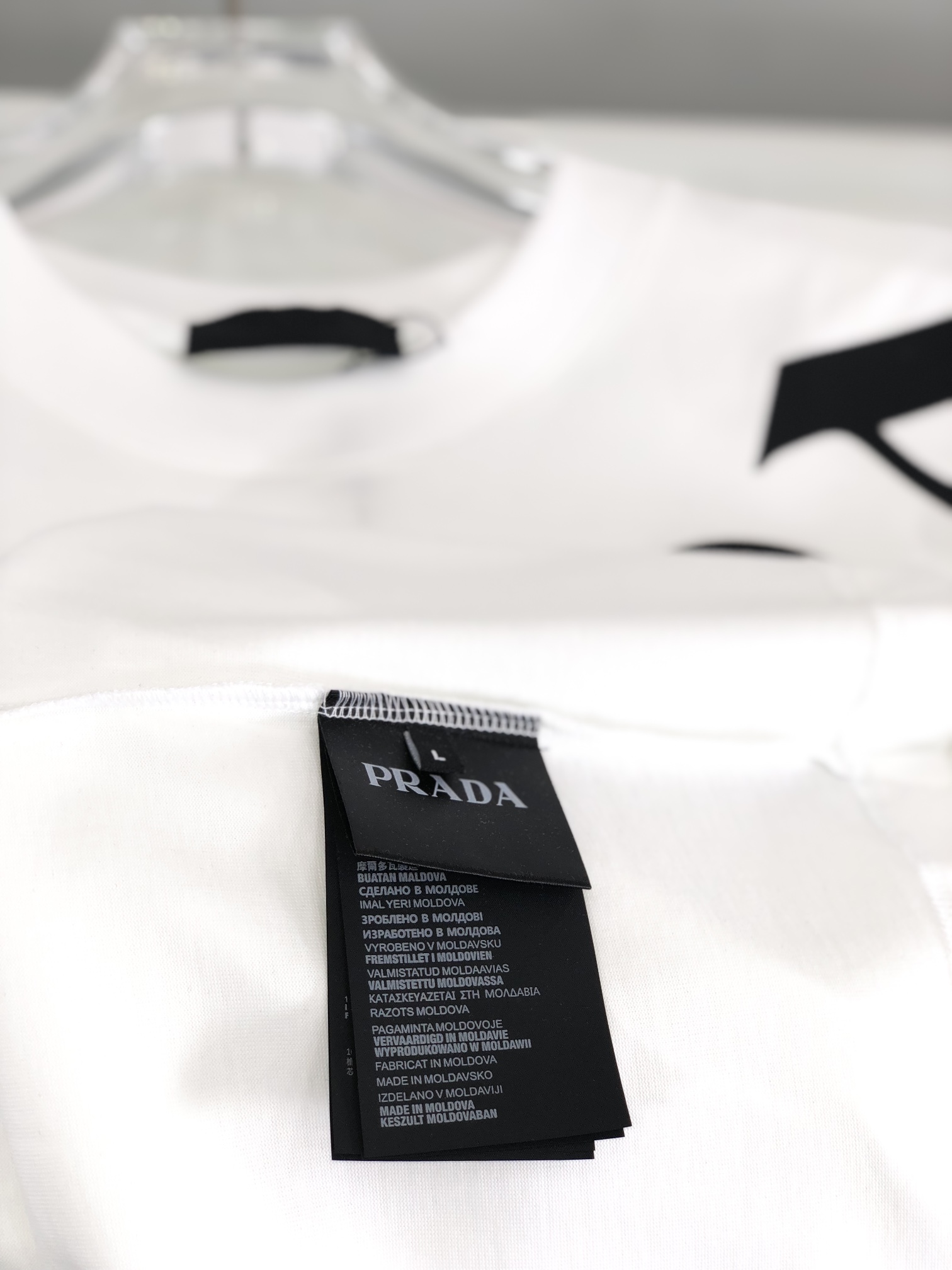 普拉达2024春夏新款首发专柜最新款短袖圆领T恤高端订制设计前卫时尚！品牌logo重工艺设计高端定制丝光