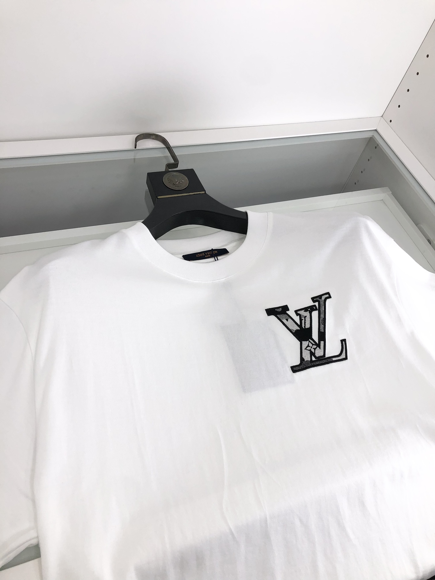 LV2024春夏新款首发专柜最新款短袖圆领T恤高端订制设计前卫时尚！品牌logo重工艺设计高端定制丝光棉