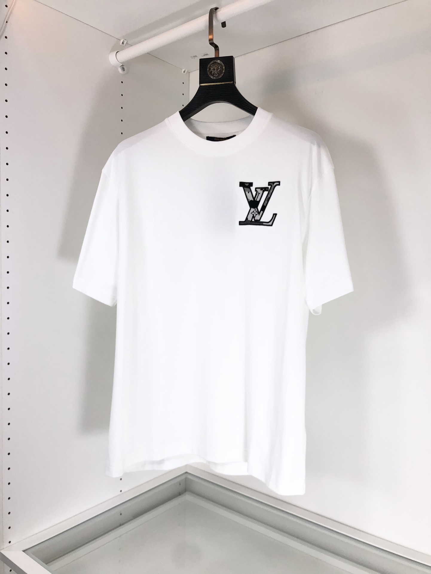 LV2024春夏新款首发专柜最新款短袖圆领T恤高端订制设计前卫时尚！品牌logo重工艺设计高端定制丝光棉