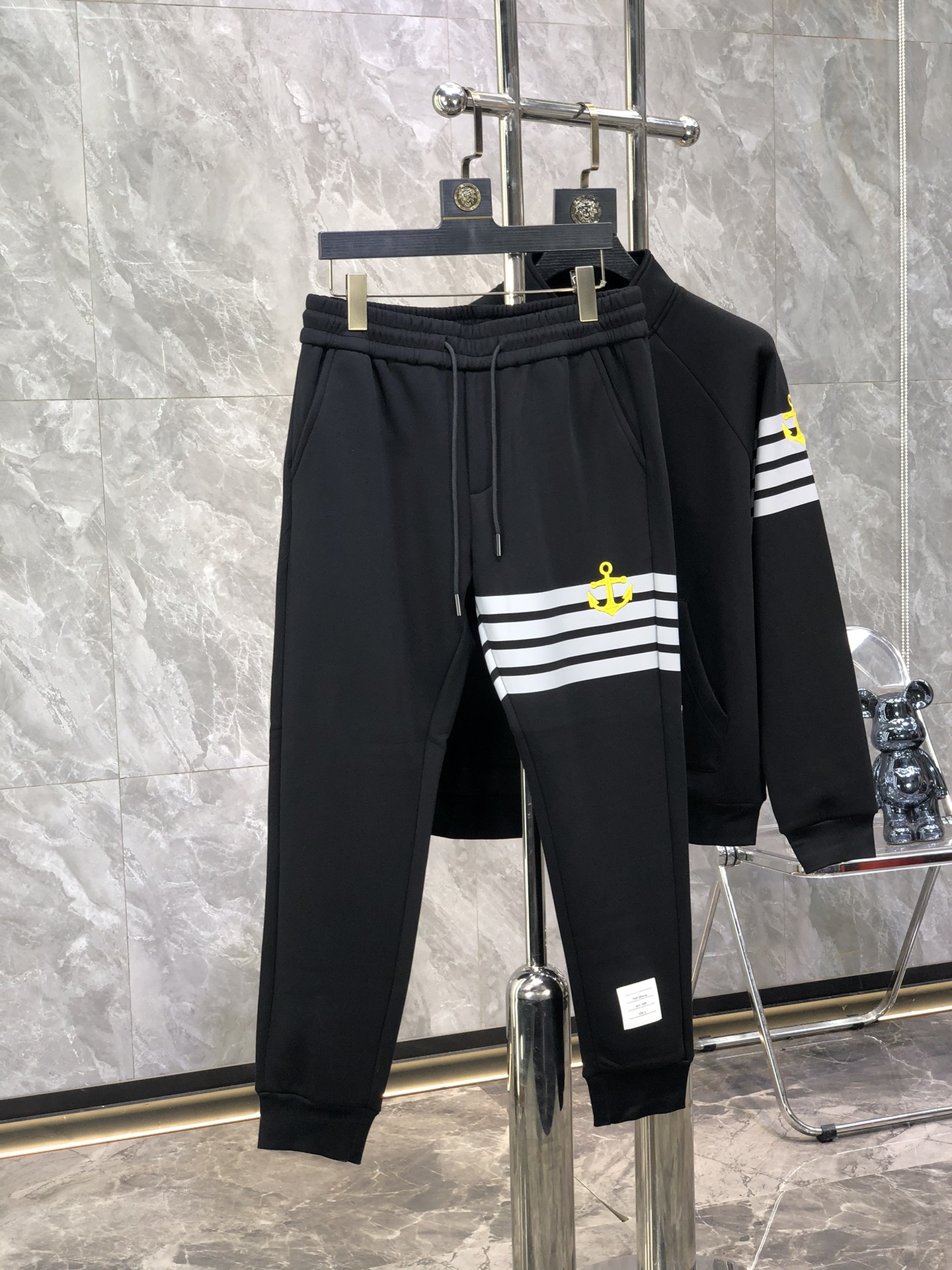 NO:523080,TB^Top velvet suit style Y2025 autumn and winter style top imported private goods, perfect inner edge, high-end brother cotton Buddha arrangement webbing craft zipper cardigan set, the counter style is fashionable and luxurious, the quality is unquestionable, the upper body effect is super luxurious official website same style, style counter size M-xxxl,,alexander wang19860909TB^顶级加绒套装版型 Y2025秋冬款顶级进口私货,内里完美包边,高端哥弟棉 佛排列织带工艺拉链开衫套装,专柜款时尚不失奢华 品质毋庸置疑 上身效果超赞奢华官网同款 款式专柜尺码M-xxxl,,alexander wang,Men's clothing