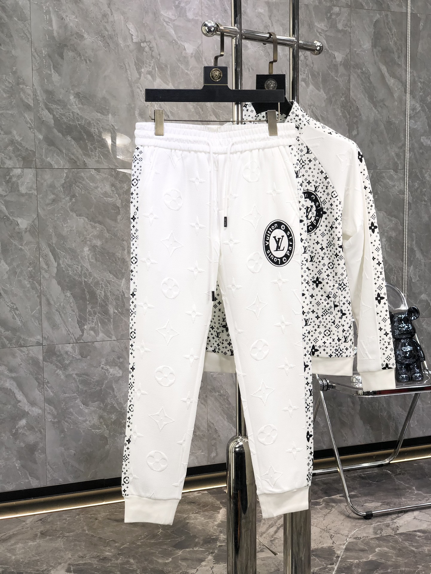 NO:523066,Lv^Top Set Style Y2025 Fall and Winter Style Top Imported Private Product, Perfect Leathering Interior, High-end Brother Cotton Buddha Arrangement Webbing Craft Zipper Cardigan Set, The counter style is fashionable and luxurious, the quality is unquestionable, the upper body effect is super luxurious official website The same style style counter size M-xxxl,,louis vuitton,alexander wang19860909Lv^顶级套装版型 Y2025秋冬款顶级进口私货,内里完美包边,高端哥弟棉 佛排列织带工艺拉链开衫套装,专柜款时尚不失奢华 品质毋庸置疑 上身效果超赞奢华官网同款 款式专柜尺码M-xxxl,,louis vuitton,alexander wang,Men's clothing