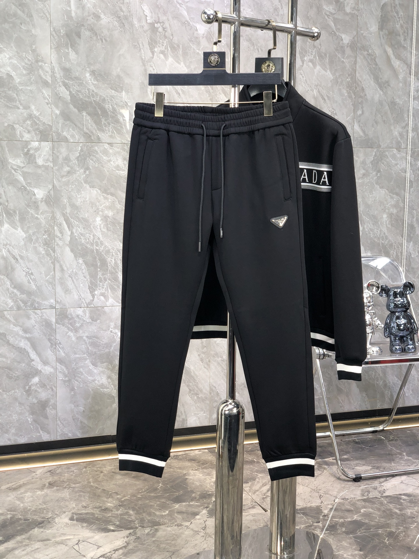 NO:523076,Prada^Top velvet suit style Y2025 autumn and winter style top imported private goods, perfect inner edge, high-end brother cotton Buddha arrangement webbing craft zipper cardigan set, the counter style is fashionable and luxurious, the quality is unquestionable, the upper body effect is super luxurious official website same style style counter size M-xxxl,,prada,alexander wang19860909普拉达^顶级加绒套装版型 Y2025秋冬款顶级进口私货,内里完美包边,高端哥弟棉 佛排列织带工艺拉链开衫套装,专柜款时尚不失奢华 品质毋庸置疑 上身效果超赞奢华官网同款 款式专柜尺码M-xxxl,,prada,alexander wang,Men's clothing