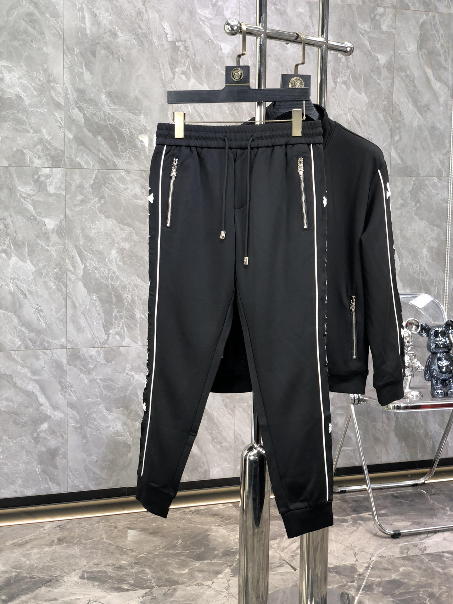 NO:523069,Croxin^Top Set Style Y2025 Fall and Winter Style Top Imported Private Products, Perfect Leathering Interior, High-end Brother Cotton Buddha Arrangement Webbing Craft Zipper Cardigan Set, The counter style is fashionable and luxurious, the quality is unquestionable, the upper body effect is super luxurious official website The same style style counter size M-xxxl,,chrome hearts,alexander wang19860909克罗心^顶级套装版型 Y2025秋冬款顶级进口私货,内里完美包边,高端哥弟棉 佛排列织带工艺拉链开衫套装,专柜款时尚不失奢华 品质毋庸置疑 上身效果超赞奢华官网同款 款式专柜尺码M-xxxl,,chrome hearts,alexander wang,Men's clothing