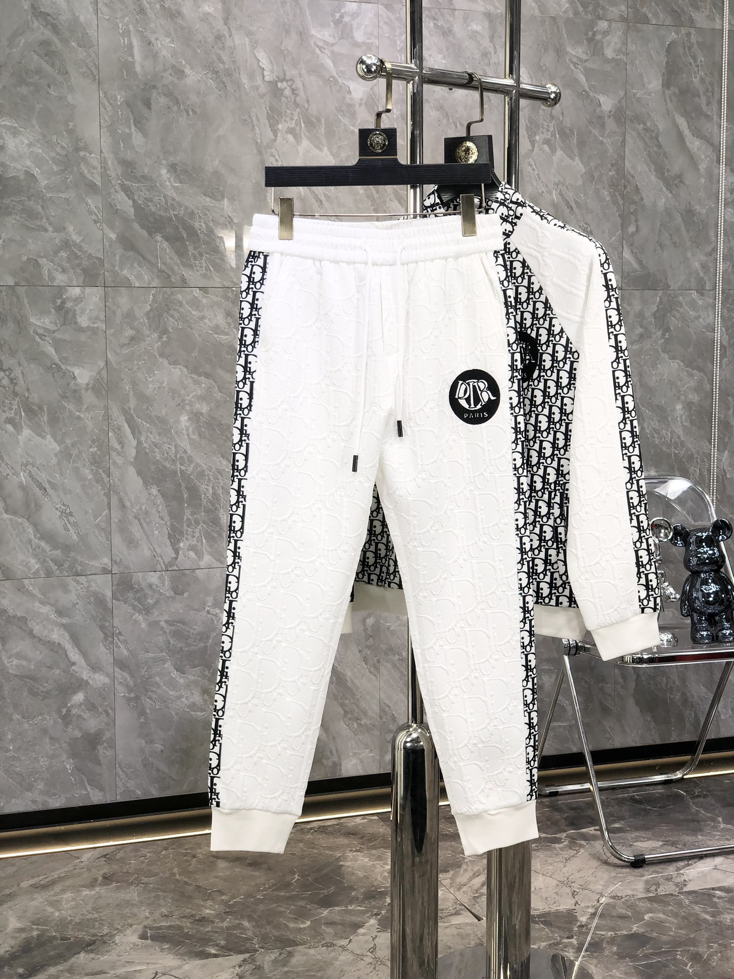 NO:540860,Dior^Top Set Style Y2025 Fall and Winter Style Top Imported Private Product, Perfect Leathering Interior, High-end Brother Cotton Buddha Arrangement Webbing Craft Zipper Cardigan Set, The counter style is fashionable and luxurious, the quality is unquestionable, the upper body effect is super luxurious official website The same style style counter size M-xxxl,,dior,alexander wang19860909迪奥^顶级套装版型 Y2025秋冬款顶级进口私货,内里完美包边,高端哥弟棉 佛排列织带工艺拉链开衫套装,专柜款时尚不失奢华 品质毋庸置疑 上身效果超赞奢华官网同款 款式专柜尺码M-xxxl,,dior,alexander wang,Men's clothing