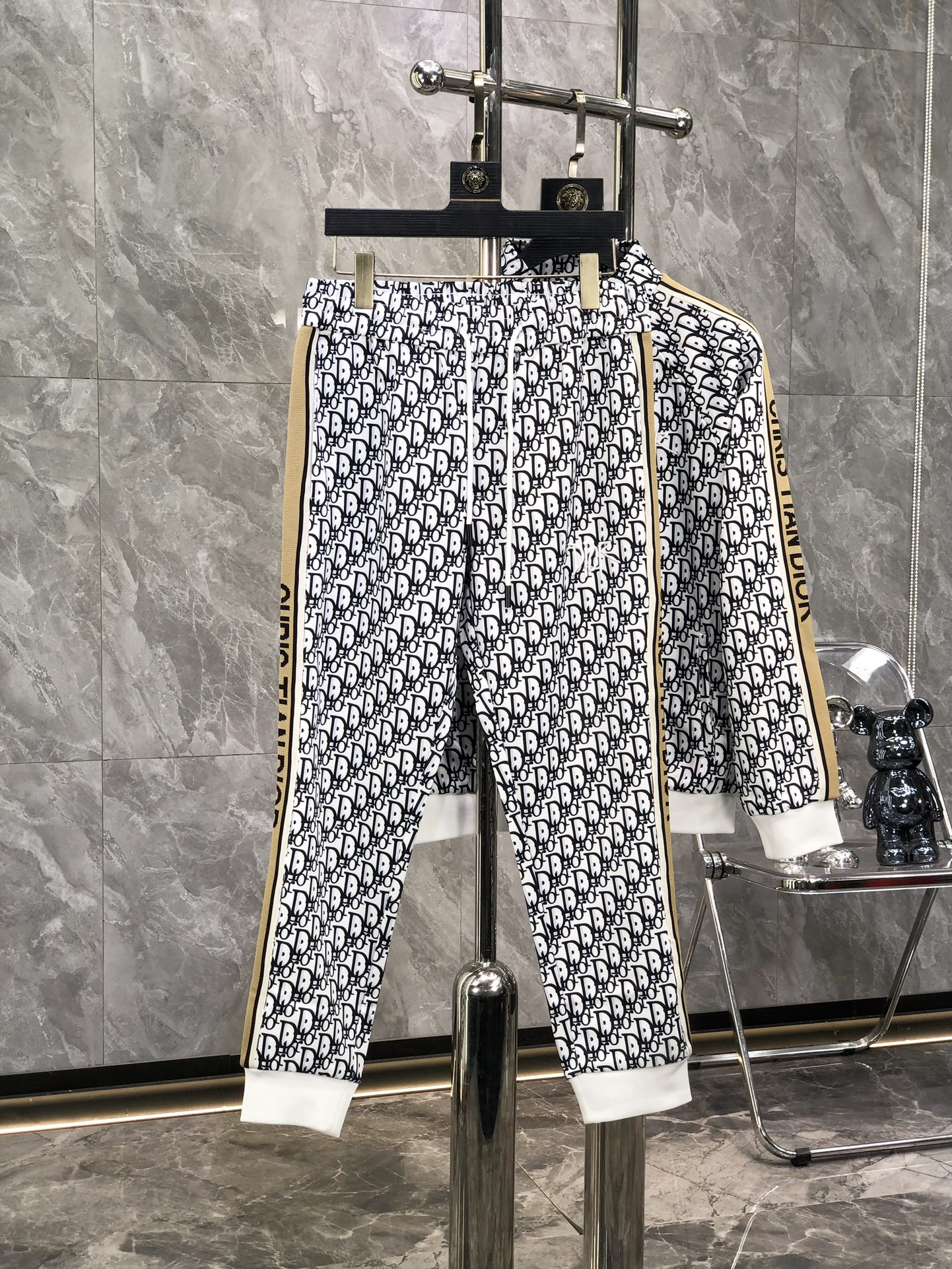 NO:523072,Dior^Top Set Style Y2025 Fall and Winter Style Top Imported Private Product, Perfect Leathering Interior, High-end Brother Cotton Buddha Arrangement Webbing Craft Zipper Cardigan Set, The counter style is fashionable and luxurious, the quality is unquestionable, the upper body effect is super luxurious official website The same style style counter size M-xxxl,,dior,alexander wang19860909迪奥^顶级套装版型 Y2025秋冬款顶级进口私货,内里完美包边,高端哥弟棉 佛排列织带工艺拉链开衫套装,专柜款时尚不失奢华 品质毋庸置疑 上身效果超赞奢华官网同款 款式专柜尺码M-xxxl,,dior,alexander wang,Men's clothing