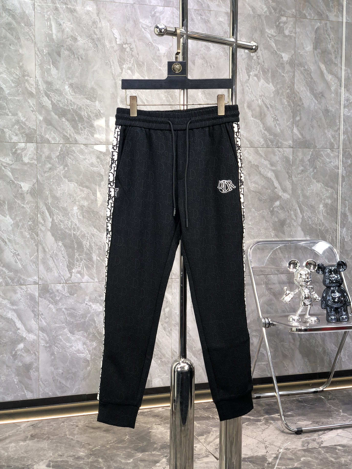 NO:523082,Dior 2025 autumn and winter new men's casual trousers, high-end products are simple, fashionable and generous, customized original imported fabrics, simple, neat and refreshing, the quality workmanship details can stand any form of test, simple, generous and versatile, elegant and handsome, with a new look!  He has invincible appearance, excellent details, and is not picky about others!  Code number M-3xL, dior, alexander wang19860909迪奥 2025秋冬新款男士休闲长裤 高端货简洁时尚大方 定制原版进口面料 简洁利落又清爽 品质做工细节经得起任何形式检验,简约大方百搭款 上身优雅帅气,焕然一新的即视感！品相无敌,细节都很到位,上身不挑人！ 码数M-3xL,,dior,alexander wang,Men's clothing