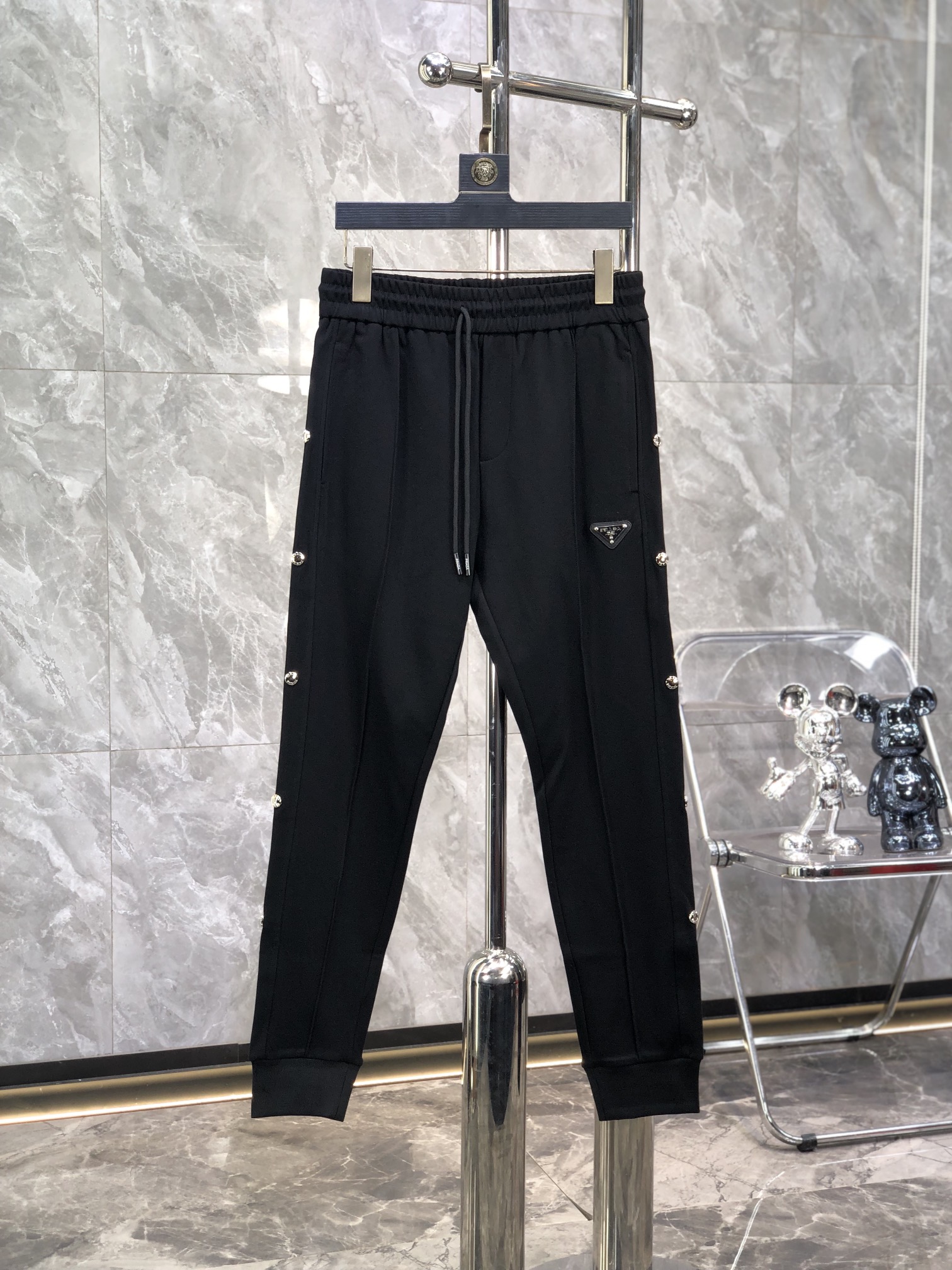 NO:523084,Prada's new autumn and winter 2025 men's casual trousers, high-end products are simple, fashionable and generous, customized original imported fabrics, simple, neat and refreshing, the quality workmanship details can stand any form of test, simple, generous and versatile, elegant and handsome, and a brand new visual sense!  He has invincible appearance, excellent details, and is not picky about others!  Code number M-3xL, prada, alexander wang19860909普拉达2025秋冬新款男士休闲长裤 高端货简洁时尚大方 定制原版进口面料 简洁利落又清爽 品质做工细节经得起任何形式检验,简约大方百搭款 上身优雅帅气,焕然一新的即视感！品相无敌,细节都很到位,上身不挑人！ 码数M-3xL,,prada,alexander wang,Men's clothing