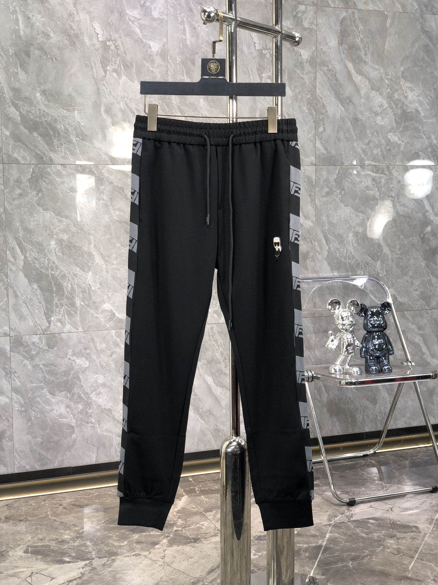 NO:523087,Fendi 2025 autumn and winter new men's casual trousers, high-end products are simple, fashionable and generous, customized original imported fabrics, simple, neat and refreshing, the quality workmanship details can stand any form of test, simple, generous and versatile, elegant and handsome, and a brand new visual feeling!  He has invincible appearance, excellent details, and is not picky about others!  Code number M-3xL, fendi, alexander wang19860909芬迪 2025秋冬新款男士休闲长裤 高端货简洁时尚大方 定制原版进口面料 简洁利落又清爽 品质做工细节经得起任何形式检验,简约大方百搭款 上身优雅帅气,焕然一新的即视感！品相无敌,细节都很到位,上身不挑人！ 码数M-3xL,,fendi,alexander wang,Men's clothing