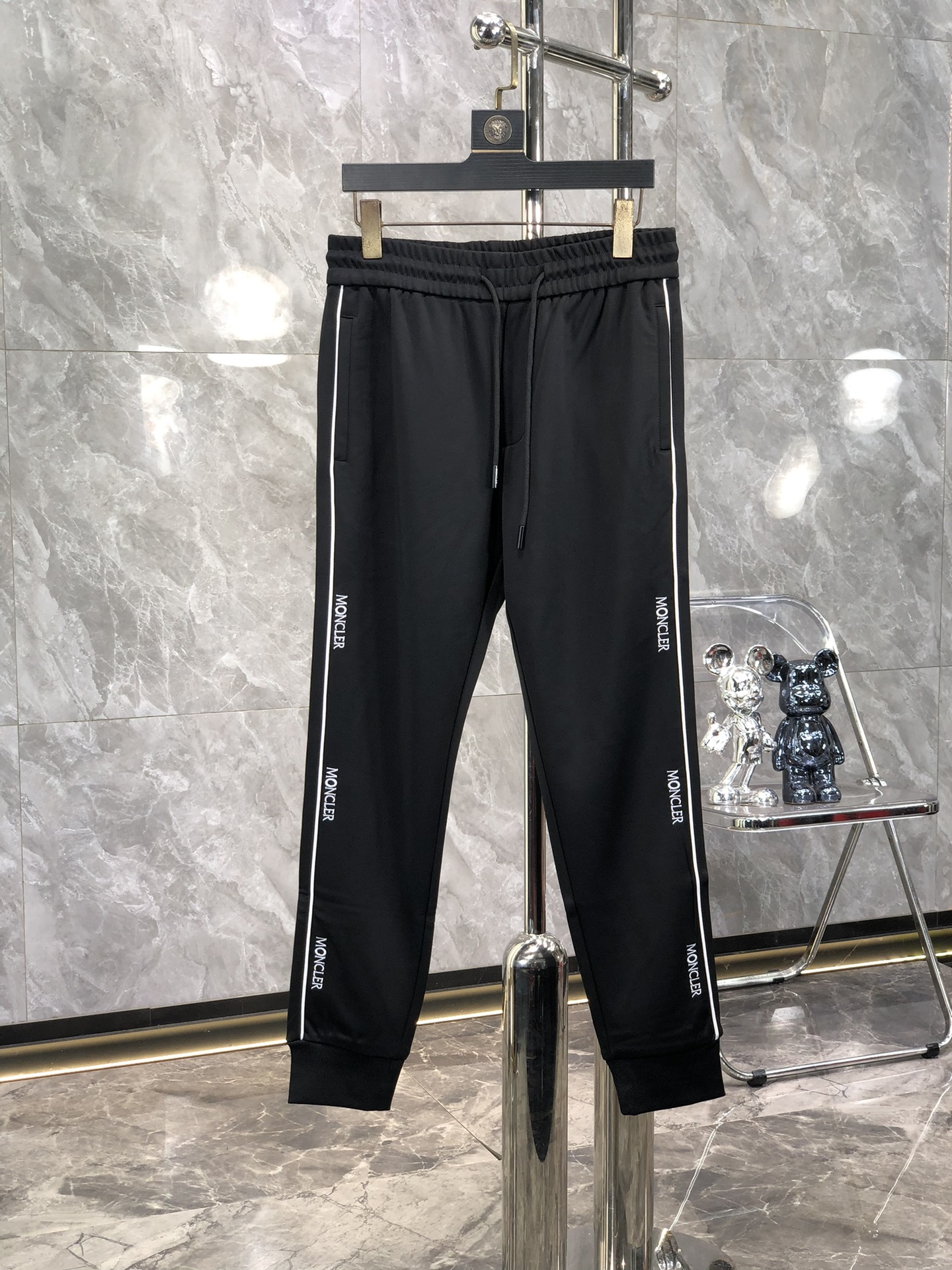 NO:523083,The new men's casual trousers for autumn and winter 2025 high-end products are simple, fashionable and generous. Customized original imported fabrics are simple, neat and refreshing. The quality workmanship details can stand any form of test. They are simple, generous and versatile. The upper body is elegant and handsome, and the new visual feel is refreshing!  He has invincible appearance, excellent details, and is not picky about others!  Code number M-3xL, Moncler, alexander wang19860909蒙口 2025秋冬新款男士休闲长裤 高端货简洁时尚大方 定制原版进口面料 简洁利落又清爽 品质做工细节经得起任何形式检验,简约大方百搭款 上身优雅帅气,焕然一新的即视感！品相无敌,细节都很到位,上身不挑人！ 码数M-3xL,,Moncler,alexander wang,Men's clothing