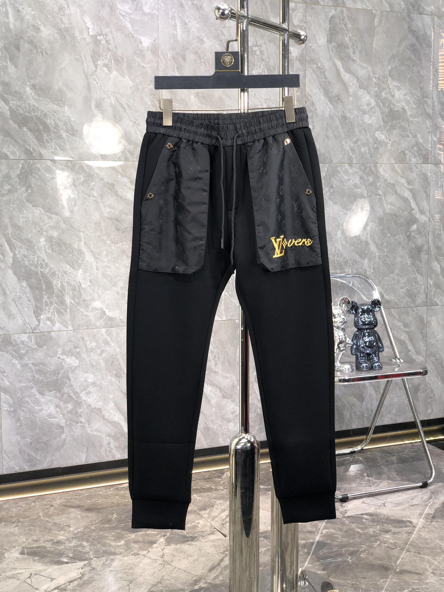 NO:523081,Lv 2025 autumn and winter new men's casual trousers, high-end products are simple, fashionable and generous, customized original imported fabrics, simple, neat and refreshing, the quality workmanship details can stand any form of test, simple, generous and versatile, elegant and handsome, and a brand new visual feeling!  He has invincible appearance, excellent details, and is not picky about others!  Code number M-3xL, louis vuitton,alexander wang19860909Lv 2025秋冬新款男士休闲长裤 高端货简洁时尚大方 定制原版进口面料 简洁利落又清爽 品质做工细节经得起任何形式检验,简约大方百搭款 上身优雅帅气,焕然一新的即视感！品相无敌,细节都很到位,上身不挑人！ 码数M-3xL,,louis vuitton,alexander wang,Men's clothing