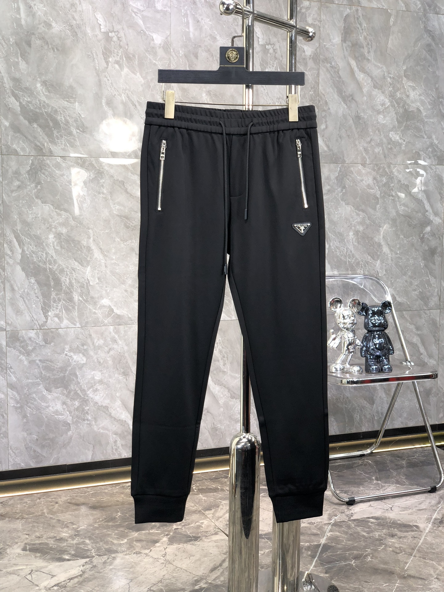 NO:523079,Prada 2025 autumn and winter new men's casual trousers, high-end products are simple, fashionable and generous, customized original imported fabrics, simple, neat and refreshing, the quality workmanship details can stand any form of test, simple, generous and versatile, elegant and handsome, and a brand new visual sense!  He has invincible appearance, excellent details, and is not picky about others!  Code number M-3xL, prada, alexander wang19860909普拉达 2025秋冬新款男士休闲长裤 高端货简洁时尚大方 定制原版进口面料 简洁利落又清爽 品质做工细节经得起任何形式检验,简约大方百搭款 上身优雅帅气,焕然一新的即视感！品相无敌,细节都很到位,上身不挑人！ 码数M-3xL,,prada,alexander wang,Men's clothing