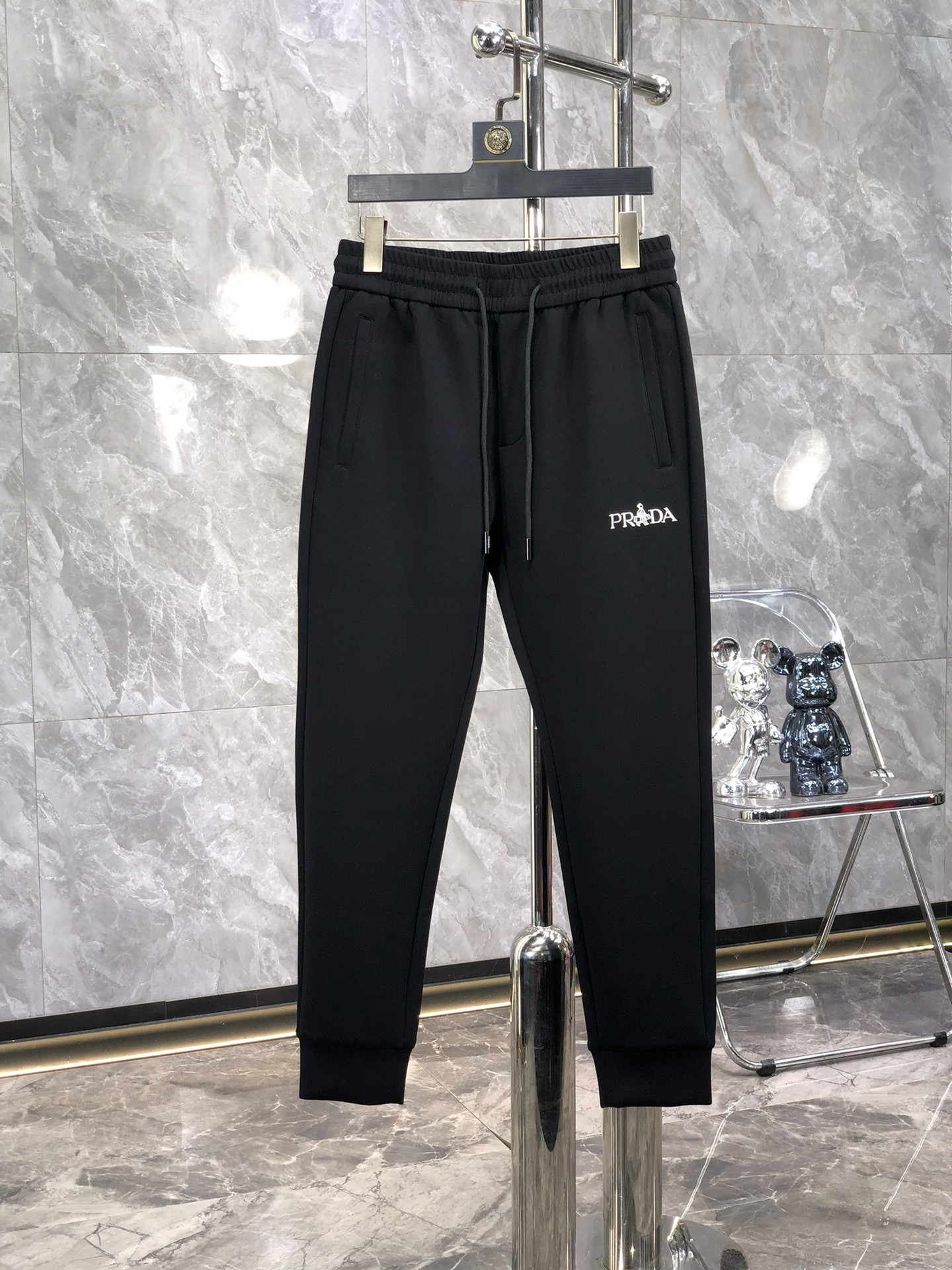 NO:523075,Prada 2025 autumn and winter new men's casual trousers, high-end products are simple, fashionable and generous, customized original imported fabrics, simple, neat and refreshing, the quality workmanship details can stand any form of test, simple, generous and versatile, elegant and handsome, and a brand new visual sense!  He has invincible appearance, excellent details, and is not picky about others!  Code number M-3xL, prada, alexander wang19860909普拉达 2025秋冬新款男士休闲长裤 高端货简洁时尚大方 定制原版进口面料 简洁利落又清爽 品质做工细节经得起任何形式检验,简约大方百搭款 上身优雅帅气,焕然一新的即视感！品相无敌,细节都很到位,上身不挑人！ 码数M-3xL,,prada,alexander wang,Men's clothing