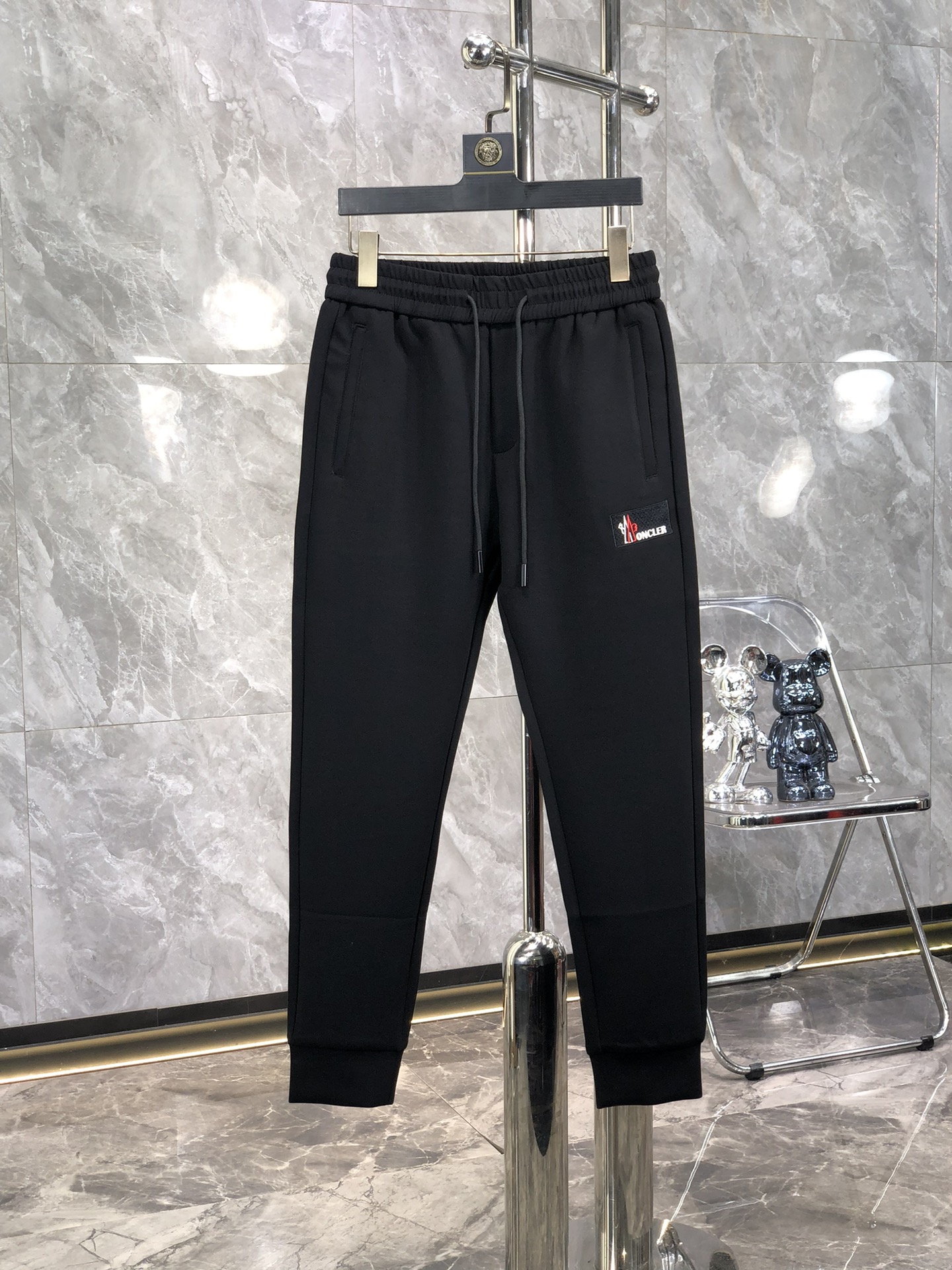 NO:523092,The new men's casual trousers for 2025 autumn and winter are high-end products, simple, fashionable and generous, customized original imported fabrics, simple, neat and refreshing, the quality workmanship details can stand any form of test, simple, generous and versatile, elegant and handsome, and a brand new visual feeling!  He has invincible appearance, excellent details, and is not picky about others!  Code number M-3xL, Moncler, alexander wang19860909蒙口2025秋冬新款男士休闲长裤 高端货简洁时尚大方 定制原版进口面料 简洁利落又清爽 品质做工细节经得起任何形式检验,简约大方百搭款 上身优雅帅气,焕然一新的即视感！品相无敌,细节都很到位,上身不挑人！ 码数M-3xL,,Moncler,alexander wang,Men's clothing