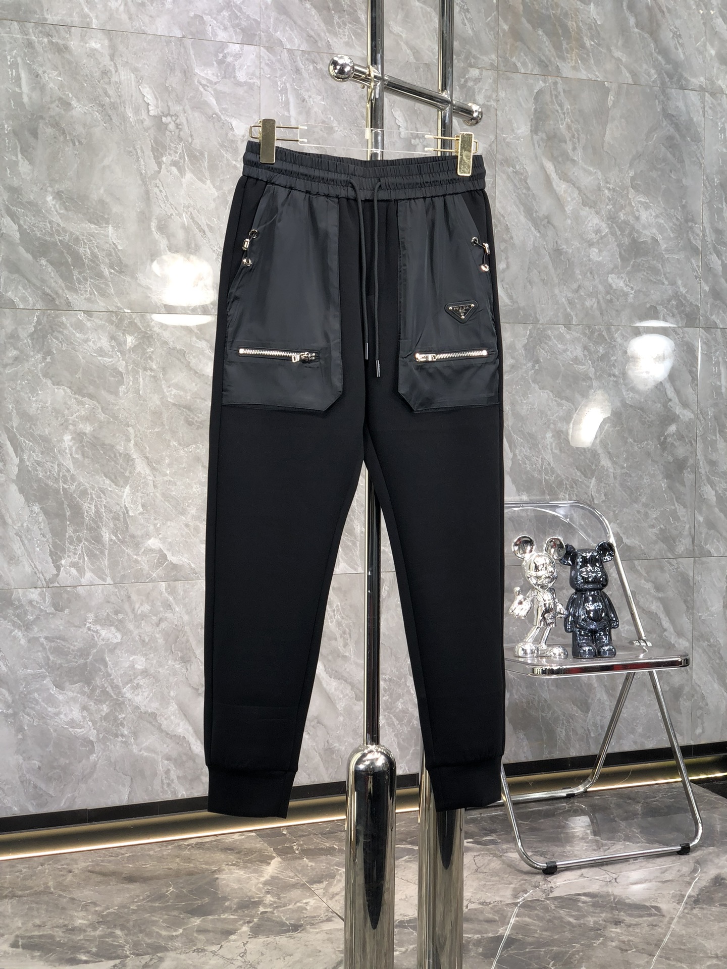 NO:523090,Prada 2025 autumn and winter new men's casual trousers, high-end products are simple, fashionable and generous, customized original imported fabrics, simple, neat and refreshing, the quality workmanship details can stand any form of test, simple, generous and versatile, elegant and handsome, and a brand new visual sense!  He has invincible appearance, excellent details, and is not picky about others!  Code number M-3xL, prada, alexander wang19860909普拉达 2025秋冬新款男士休闲长裤 高端货简洁时尚大方 定制原版进口面料 简洁利落又清爽 品质做工细节经得起任何形式检验,简约大方百搭款 上身优雅帅气,焕然一新的即视感！品相无敌,细节都很到位,上身不挑人！ 码数M-3xL,,prada,alexander wang,Men's clothing