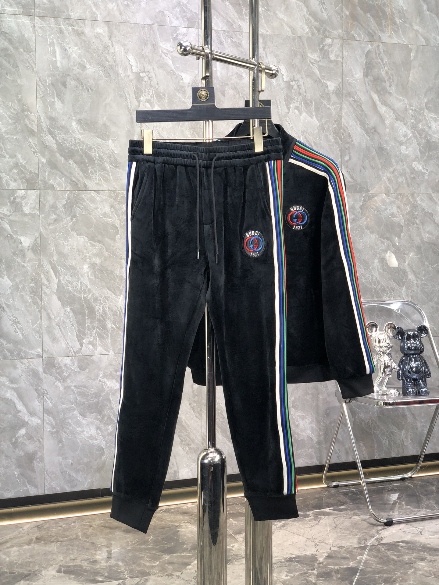 NO:523074,Guqi^Top gold velvet suit style Y2025 autumn and winter style top imported private goods, perfect inside edge, high-end brother cotton Buddha arrangement webbing craft zipper cardigan set, the counter style is fashionable and luxurious, the quality is unquestionable, the upper body effect is super luxurious official website same style style counter size M-xxxl,,alexander wang19860909古奇^顶级金丝绒套装版型 Y2025秋冬款顶级进口私货,内里完美包边,高端哥弟棉 佛排列织带工艺拉链开衫套装,专柜款时尚不失奢华 品质毋庸置疑 上身效果超赞奢华官网同款 款式专柜尺码M-xxxl,,alexander wang,Men's clothing