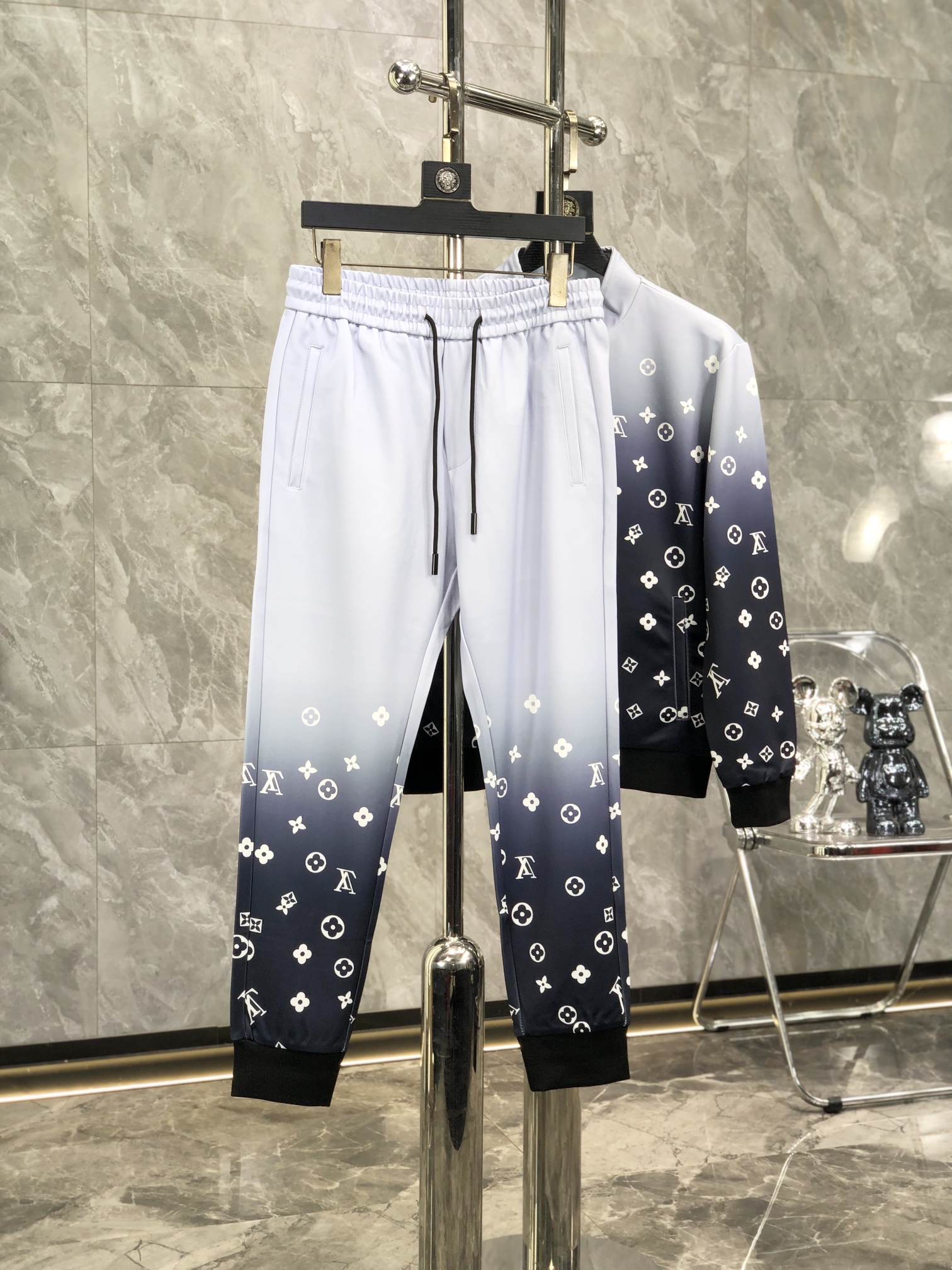 NO:523049,Lv^Top Set Style Y2025 Fall and Winter Style Top Imported Private Product, Perfect Leathering Interior, High-end Brother Cotton Buddha Arrangement Webbing Craft Zipper Cardigan Set, The counter style is fashionable and luxurious, the quality is unquestionable, the upper body effect is super luxurious official website The same style style counter size M-xxxl,,louis vuitton,alexander wang19860909Lv^顶级套装版型 Y2025秋冬款顶级进口私货,内里完美包边,高端哥弟棉 佛排列织带工艺拉链开衫套装,专柜款时尚不失奢华 品质毋庸置疑 上身效果超赞奢华官网同款 款式专柜尺码M-xxxl,,louis vuitton,alexander wang,Men's clothing