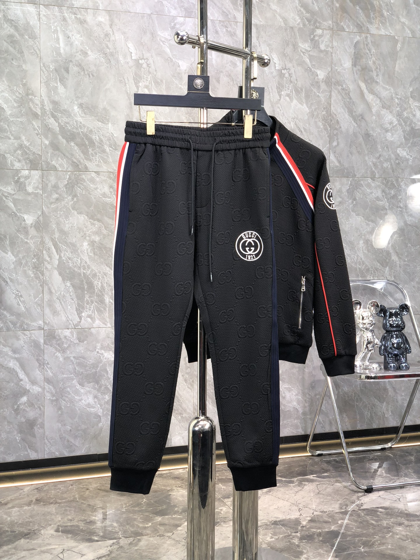 NO:523052,Guqi^Top Set Style Y2025 Fall and Winter Style Top Imported Private Product, Perfect Leathering Interior, High-end Brother Cotton Buddha Arrangement Webbing Craft Zipper Cardigan Set, The counter style is fashionable and luxurious, the quality is unquestionable, the upper body effect is super luxurious official website The same style style counter size M-xxxl,,alexander wang19860909古奇^顶级套装版型 Y2025秋冬款顶级进口私货,内里完美包边,高端哥弟棉 佛排列织带工艺拉链开衫套装,专柜款时尚不失奢华 品质毋庸置疑 上身效果超赞奢华官网同款 款式专柜尺码M-xxxl,,alexander wang,Men's clothing