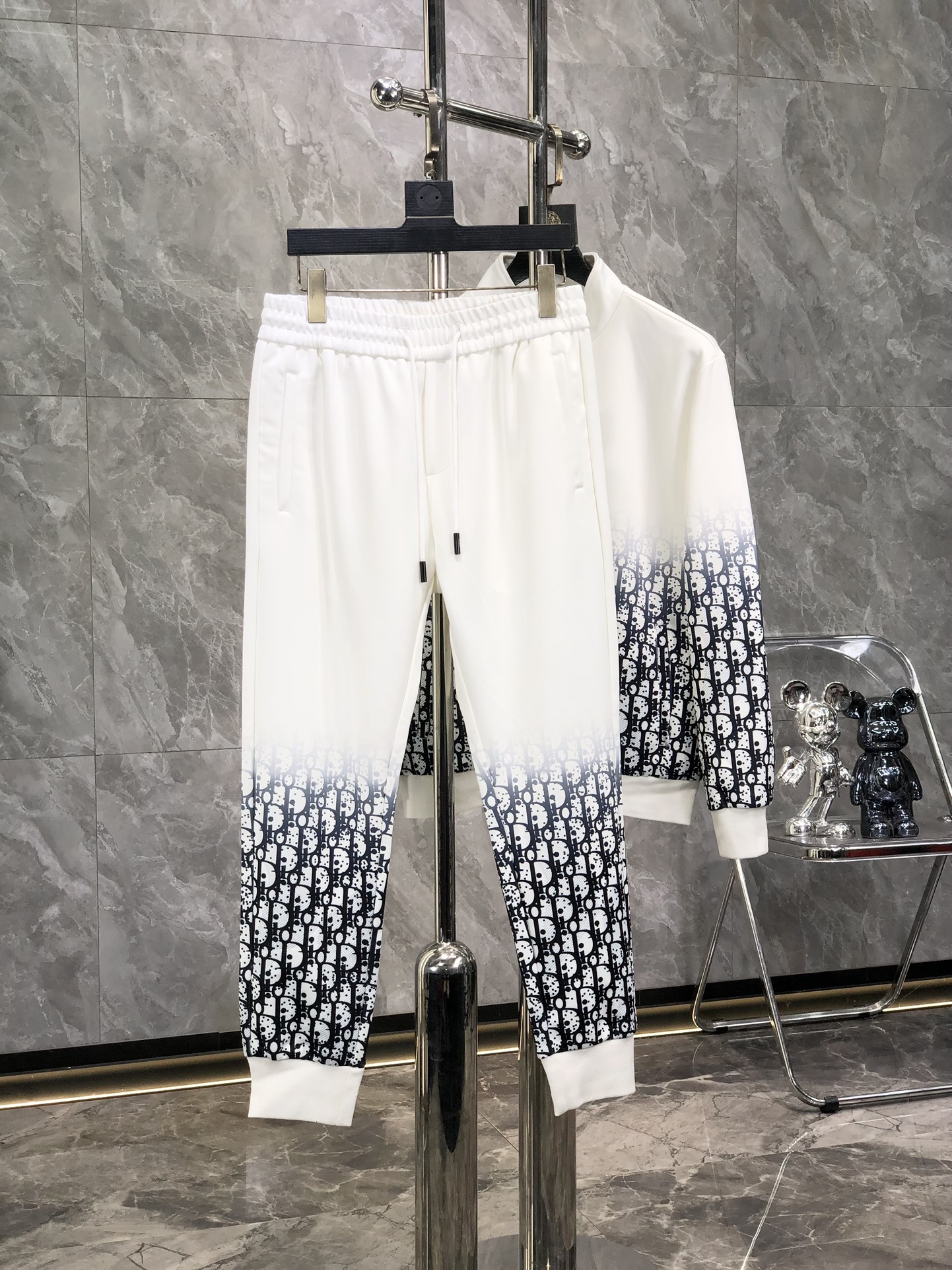 NO:523055,Dior^Top Set Style Y2025 Fall and Winter Style Top Imported Private Product, Perfect Leathering Interior, High-end Brother Cotton Buddha Arrangement Webbing Craft Zipper Cardigan Set, The counter style is fashionable and luxurious, the quality is unquestionable, the upper body effect is super luxurious official website The same style style counter size M-xxxl,,dior,alexander wang19860909迪奥^顶级套装版型 Y2025秋冬款顶级进口私货,内里完美包边,高端哥弟棉 佛排列织带工艺拉链开衫套装,专柜款时尚不失奢华 品质毋庸置疑 上身效果超赞奢华官网同款 款式专柜尺码M-xxxl,,dior,alexander wang,Men's clothing