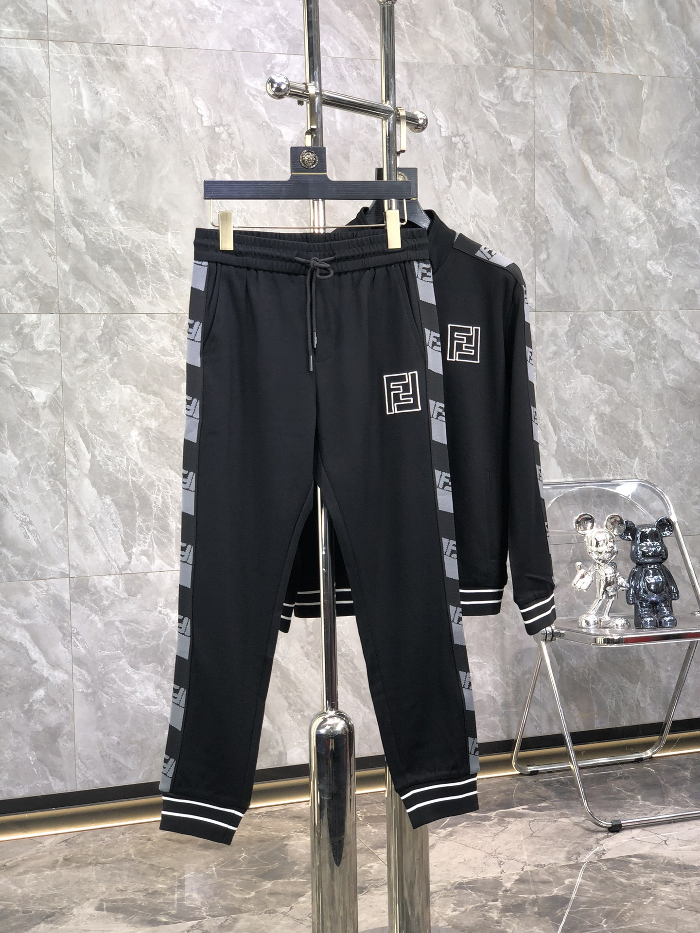 NO:523057,Fendi^Top Set Style Y2025 Fall and Winter Style Top Imported Private Product, Perfect Leathering Interior, High-end Brother Cotton Buddha Arrangement Webbing Craft Zipper Cardigan Set, The counter style is fashionable and luxurious, the quality is unquestionable, the upper body effect is super luxurious official website The same style style counter size M-xxxl,,fendi,alexander wang19860909芬迪^顶级套装版型 Y2025秋冬款顶级进口私货,内里完美包边,高端哥弟棉 佛排列织带工艺拉链开衫套装,专柜款时尚不失奢华 品质毋庸置疑 上身效果超赞奢华官网同款 款式专柜尺码M-xxxl,,fendi,alexander wang,Men's clothing