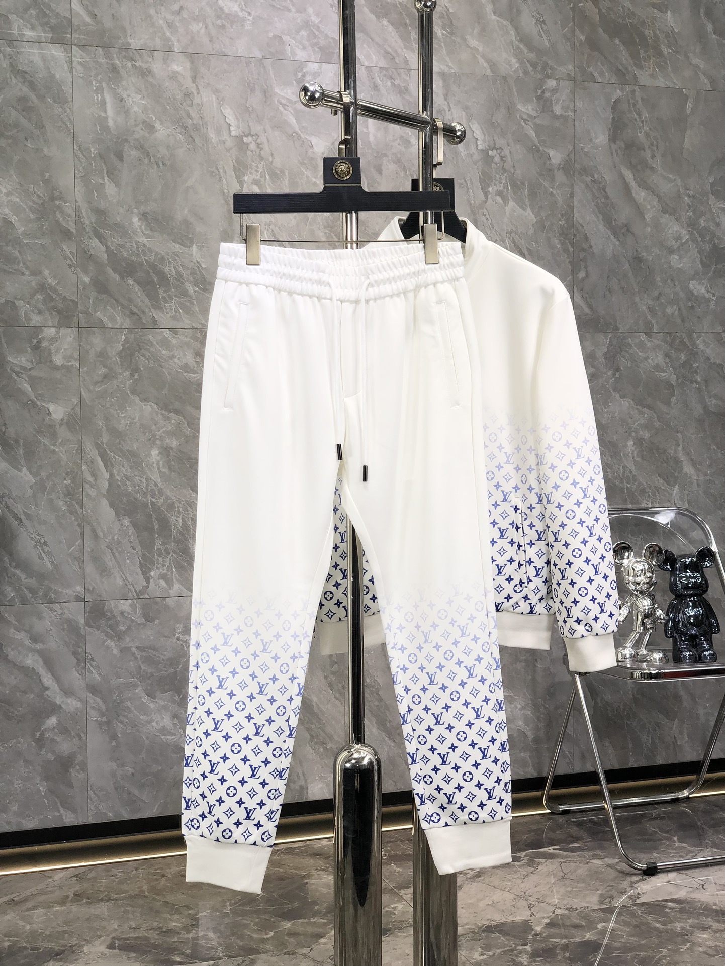 NO:523060,Lv^Top Set Style Y2025 Fall and Winter Style Top Imported Private Product, Perfect Leathering Interior, High-end Brother Cotton Buddha Arrangement Webbing Craft Zipper Cardigan Set, The counter style is fashionable and luxurious, the quality is unquestionable, the upper body effect is super luxurious official website The same style style counter size M-xxxl,,louis vuitton,alexander wang19860909Lv^顶级套装版型 Y2025秋冬款顶级进口私货,内里完美包边,高端哥弟棉 佛排列织带工艺拉链开衫套装,专柜款时尚不失奢华 品质毋庸置疑 上身效果超赞奢华官网同款 款式专柜尺码M-xxxl,,louis vuitton,alexander wang,Men's clothing