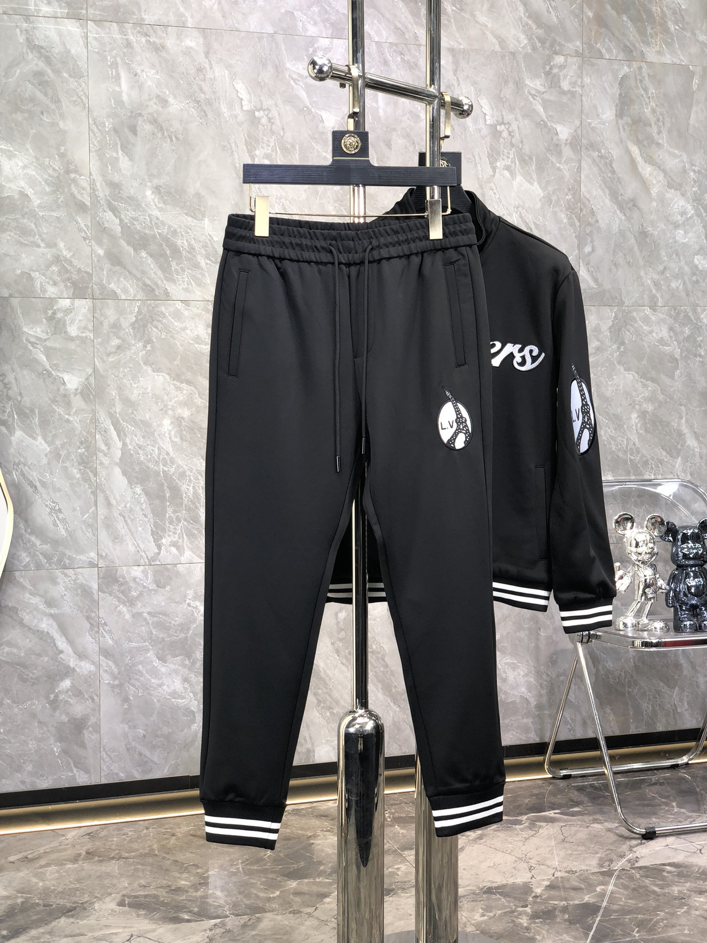 NO:523063,Lv ^Top set style Y2025 autumn and winter style top imported private goods, perfect inside edge, high-end brother cotton Buddha arrangement webbing craft zipper cardigan set, counter style fashionable and luxurious, quality is unquestionable, the upper body effect is super luxurious official website same style style counter size M-xxxl,,louis vuitton,alexander wang19860909Lv ^顶级套装版型 Y2025秋冬款顶级进口私货,内里完美包边,高端哥弟棉 佛排列织带工艺拉链开衫套装,专柜款时尚不失奢华 品质毋庸置疑 上身效果超赞奢华官网同款 款式专柜尺码M-xxxl,,louis vuitton,alexander wang,Men's clothing