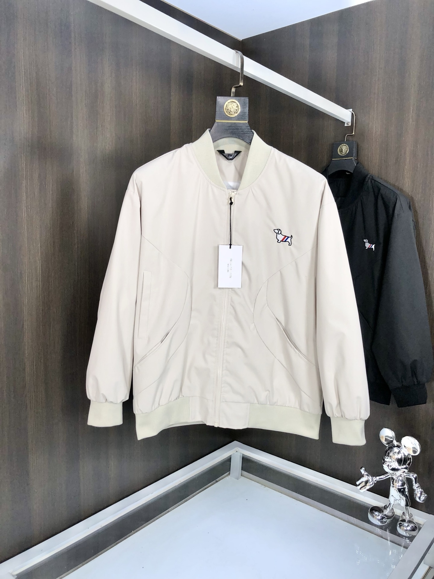 NO:123722,TB.25 early spring new product is available for sale, casual and daily wear!  The upper body modifies the body, perfectly combines fashion aesthetics with the concept of new urban business and leisure, and the Italian minimalist, capable and outdoor functional styles are the ultimate interpretation, both solemn and harmonious, creating a unique styling item. The overall outline tends to be simple, and the 88 is quite individual and elegant in detail, enriching the overall vision. The wardrobe business and leisure is excellent and has a high attendance rate!  It is hard to find!  Count s-3XL m wear/130,,jackets & coats,jackets & coats,alexander wang19860909TB.25早春新品发售夹克外套,休闲日常穿搭！上身修饰身形、将时装美学和新都市商务休闲概念完美融合,通体将意式的极简、干练和户外功能性风格极致诠释,亦庄亦谐,塑造出别具一格的造型单品,整体轮廓趋于简约风格,88颇为个性且雅痞的细节处理,丰富了整体视觉.衣橱商务休闲绝佳的高出勤率！可遇而不可求！码数s-3XL m穿/130,,jackets & coats,jackets & coats,alexander wang,Men's clothing