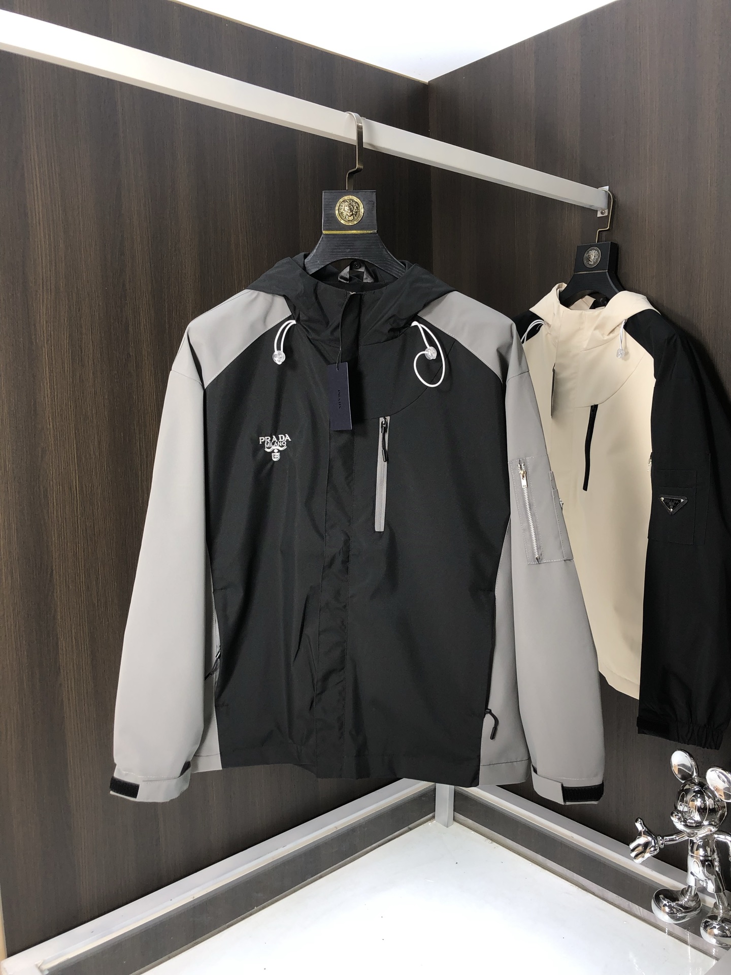 NO:123728,Prada. 25 early spring new product is available for sale, casual and daily wear!  The upper body modifies the body, perfectly combines fashion aesthetics with the concept of new urban business and leisure, and the Italian minimalist, capable and outdoor functional styles are the ultimate interpretation, both solemn and harmonious, creating a unique styling item. The overall outline tends to be simple, and the 88 is quite individual and elegant in detail, enriching the overall vision. The wardrobe business and leisure is excellent and has a high attendance rate!  It is hard to find!  Count s-3XL m wear/130, prada, jackets & coats, jackets & coats, alexander wang19860909普拉达.25早春新品发售夹克外套,休闲日常穿搭！上身修饰身形、将时装美学和新都市商务休闲概念完美融合,通体将意式的极简、干练和户外功能性风格极致诠释,亦庄亦谐,塑造出别具一格的造型单品,整体轮廓趋于简约风格,88颇为个性且雅痞的细节处理,丰富了整体视觉.衣橱商务休闲绝佳的高出勤率！可遇而不可求！码数s-3XL m穿/130,,prada,jackets & coats,jackets & coats,alexander wang,Men's clothing