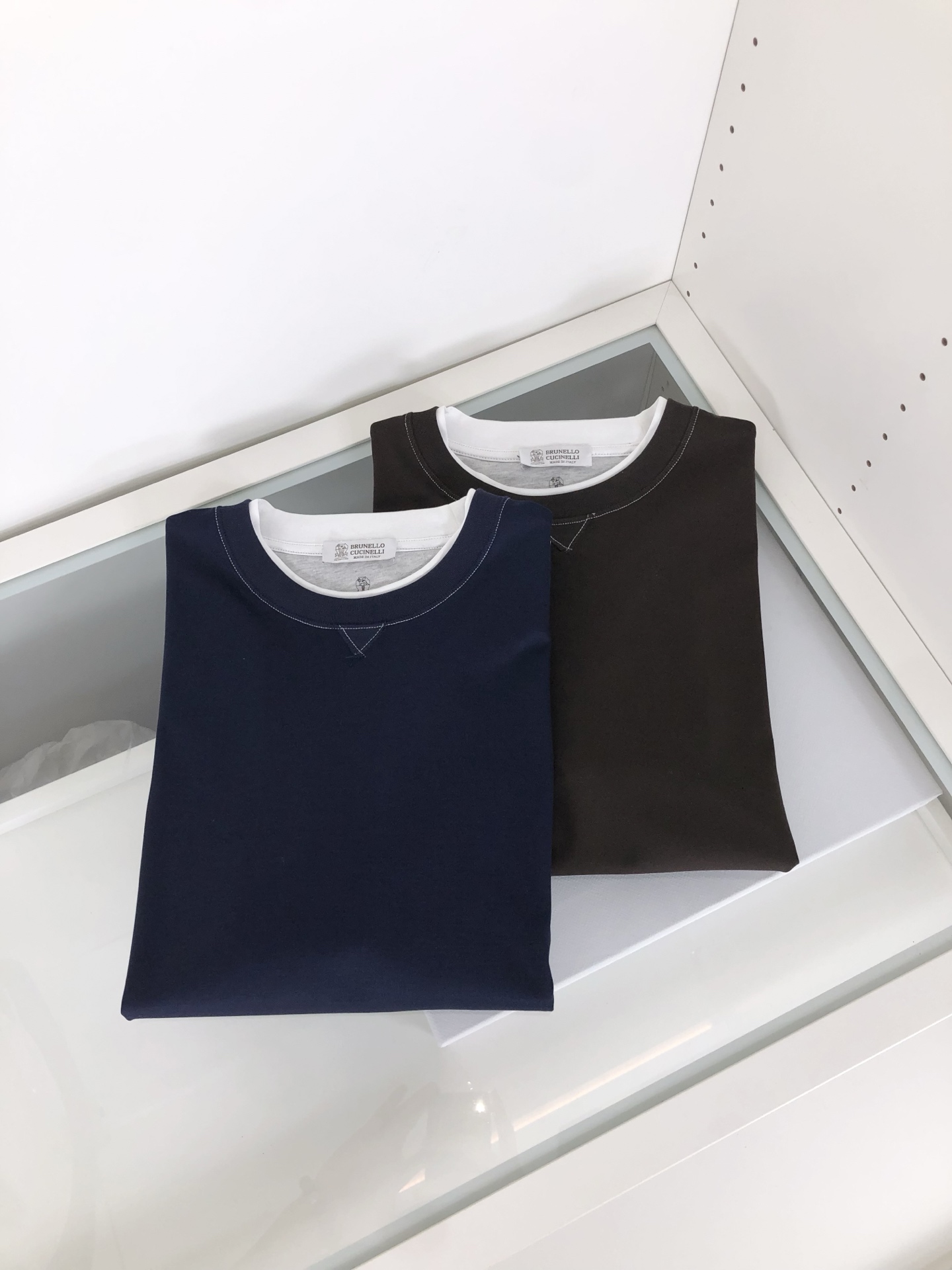 NO:129734,New# BC Italy 2025 Spring and Summer SS Mercerated Round Neck T-shirt #Selected imported fixed woven mercerated pure cotton fabric. Its fiber length is longer, softer, tougher, and stronger color fastness. Therefore, products made of Egyptian cotton are more wear-resistant and larger, reducing the wool pilling of conventional cotton cloth. This means that even if you have used it for many years, it will be newer than conventional cotton cloth in terms of color and fabric. The texture is also dense and delicate, soft, broad and stylish, breathable and comfortable. And after technological merceration, the fabric has the characteristics of soft, smooth, no damage, strong wear-resistant, no ironing, and low shrinkage. The weight is on the left and right. It is a thickness that is very suitable for summer wear. It has good elasticity, better shrinkage, durability, wrinkle and wear resistance, good drooping on the upper body, and is not easy to deform!  It's even less likely to fade!  In addition, the front chest brand elements decorate the chest logo, and still maintain its own exquisite, elegant, fashionable and vibrant route. The double-line car splicing process is the T-shirt is more reliable and durable. The neckline and cuffs are spliced ​​with 65s double mercerated cotton knitted rib splicing. After high-temperature ironing and shaping, it is difficult to deform and not easy to slant after wearing it for a long time. The overall simple and elegant, fully displaying the fabric material, fully reflecting the brand's low-key and restrained temperament, the overall simplification is made of traditional, without too many fancy designs, and the whole body shows the charm of an elegant gentleman!  !  !  Size M-XXXL., tees, t-shirt, alexander wang19860909New#  BC 意大利 2025春夏SS丝光处理圆领T恤#精选进口定织丝光纯棉面料,它的纤维长度更长莄柔,强韧度更高,色牢度也更强,所以用埃及棉做出来的产品,更耐磨也更大的降低了常规棉布起毛起球的情况,这就意味着即使你沿用多年,不论色彩还是面料方面都会比常规的棉布更显新.质地也密实细腻,柔软挺阔有型、透气舒适.并且经过科技丝光处理后,织物具有手感柔软、滑爽、不损坏强力、耐磨不需熨烫、缩水率小的特点,克重在左右,属于夏天穿着非常适合的一个厚度,拥有很好的回弹性,更好的收缩性,耐久耐洗,抗皱耐磨,上身垂感好,不易变形！更不易褪色！ 除此之外,前胸品牌元素装饰胸标,依旧保持着自己精致优雅时尚活力的路线,双线冚车拼接工艺,T恤更加牢靠耐穿,领口和袖口均采用65s双丝光棉针织罗纹拼接,经过了高温压烫定型工艺,久穿不易变形不易起边. 整体朴素优雅,充分展现面料材质,完全体现了品牌低调内敛的气质,整体化简为繁,没有过多花哨的设计,通体显露着高雅绅士的魅力气质！！！ 尺码M-XXXL.,,tees，t-shirt,alexander wang,Men's clothing