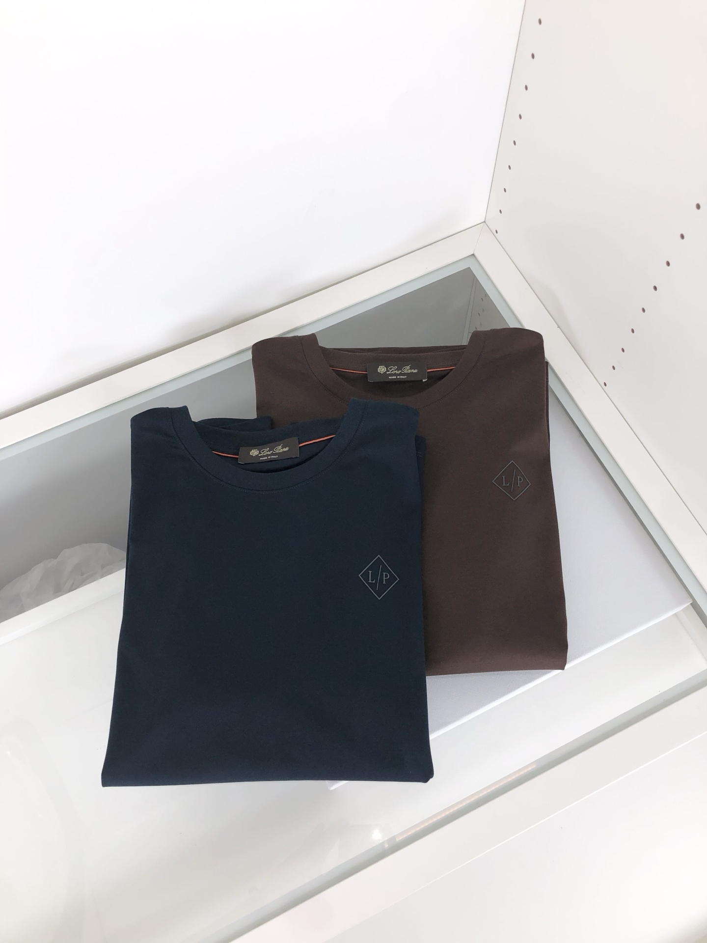 NO:129740,New# LP Spring and Summer SS mercerated round neck T-shirt # Selected imported fixed woven mercerated pure cotton fabric. Its fiber length is longer, softer, tougher, and stronger color fastness. Therefore, products made of Egyptian cotton are more wear-resistant and larger, reducing the wool pilling of conventional cotton cloth. This means that even if you have been using it for many years, both color and fabric will be newer than conventional cotton cloth. The texture is also dense and delicate, soft, broad and stylish, breathable and comfortable. And after technological merceration, the fabric has the characteristics of soft, smooth, no damage, strong wear-resistant, no ironing, and low shrinkage. The weight is on the left and right. It is a thickness that is very suitable for summer wear. It has good elasticity, better shrinkage, durability, wrinkle and wear resistance, good drooping on the upper body, and is not easy to deform!  It's even less likely to fade!  In addition, the front chest brand elements decorate the chest logo, and still maintain its own exquisite, elegant, fashionable and vibrant route. The double-line car splicing process is the T-shirt is more reliable and durable. The neckline and cuffs are spliced ​​with 65s double mercerated cotton knitted rib splicing. After high-temperature ironing and shaping, it is difficult to deform and not easy to slant after wearing it for a long time. The overall simple and elegant, fully displaying the fabric material, fully reflecting the brand's low-key and restrained temperament, the overall simplification is made of traditional, without too many fancy designs, and the whole body shows the charm of an elegant gentleman!  !  !  Size M-XXXL., loro piana,tees,t-shirt,alexander wang19860909New# LP 春夏SS丝光处理圆领T恤#精选进口定织丝光纯棉面料,它的纤维长度更长莄柔,强韧度更高,色牢度也更强,所以用埃及棉做出来的产品,更耐磨也更大的降低了常规棉布起毛起球的情况,这就意味着即使你沿用多年,不论色彩还是面料方面都会比常规的棉布更显新.质地也密实细腻,柔软挺阔有型、透气舒适.并且经过科技丝光处理后,织物具有手感柔软、滑爽、不损坏强力、耐磨不需熨烫、缩水率小的特点,克重在左右,属于夏天穿着非常适合的一个厚度,拥有很好的回弹性,更好的收缩性,耐久耐洗,抗皱耐磨,上身垂感好,不易变形！更不易褪色！ 除此之外,前胸品牌元素装饰胸标,依旧保持着自己精致优雅时尚活力的路线,双线冚车拼接工艺,T恤更加牢靠耐穿,领口和袖口均采用65s双丝光棉针织罗纹拼接,经过了高温压烫定型工艺,久穿不易变形不易起边. 整体朴素优雅,充分展现面料材质,完全体现了品牌低调内敛的气质,整体化简为繁,没有过多花哨的设计,通体显露着高雅绅士的魅力气质！！！ 尺码M-XXXL.,,loro piana,tees，t-shirt,alexander wang,Men's clothing