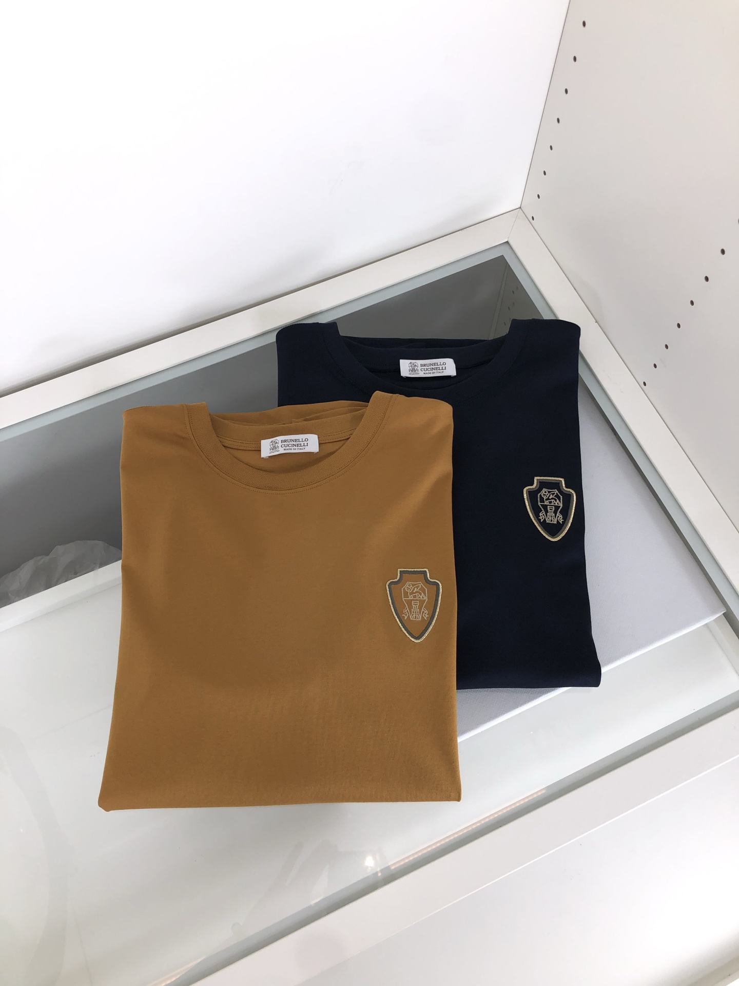 NO:129746,New# BC 2025 Spring and Summer SS Mercerated Round Neck T-shirt # Selected imported fixed woven mercerated pure cotton fabric. Its fiber length is longer, softer, tougher, and stronger color fastness. Therefore, products made of Egyptian cotton are more wear-resistant and larger, reducing the situation of conventional cotton wool and pilling. This means that even if you have been using it for many years, it will be newer than conventional cotton cloth in terms of color and fabric. The texture is also dense and delicate, soft, broad and stylish, breathable and comfortable. And after technological merceration, the fabric has the characteristics of soft, smooth, no damage, strong wear-resistant, no ironing, and low shrinkage. The weight is on the left and right. It is a thickness that is very suitable for summer wear. It has good elasticity, better shrinkage, durability, wrinkle and wear resistance, good drooping on the upper body, and is not easy to deform!  It's even less likely to fade!  In addition, the front chest brand elements decorate the chest logo, and still maintain its own exquisite, elegant, fashionable and vibrant route. The double-line car splicing process is the T-shirt is more reliable and durable. The neckline and cuffs are spliced ​​with 65s double mercerated cotton knitted rib splicing. After high-temperature ironing and shaping, it is difficult to deform and not easy to slant after wearing it for a long time. The overall simple and elegant, fully displaying the fabric material, fully reflecting the brand's low-key and restrained temperament, the overall simplification is made of traditional, without too many fancy designs, and the whole body shows the charm of an elegant gentleman!  !  !  Size M-XXXL., tees, t-shirt, alexander wang19860909New# BC 2025春夏SS丝光处理圆领T恤#精选进口定织丝光纯棉面料,它的纤维长度更长莄柔,强韧度更高,色牢度也更强,所以用埃及棉做出来的产品,更耐磨也更大的降低了常规棉布起毛起球的情况,这就意味着即使你沿用多年,不论色彩还是面料方面都会比常规的棉布更显新.质地也密实细腻,柔软挺阔有型、透气舒适.并且经过科技丝光处理后,织物具有手感柔软、滑爽、不损坏强力、耐磨不需熨烫、缩水率小的特点,克重在左右,属于夏天穿着非常适合的一个厚度,拥有很好的回弹性,更好的收缩性,耐久耐洗,抗皱耐磨,上身垂感好,不易变形！更不易褪色！ 除此之外,前胸品牌元素装饰胸标,依旧保持着自己精致优雅时尚活力的路线,双线冚车拼接工艺,T恤更加牢靠耐穿,领口和袖口均采用65s双丝光棉针织罗纹拼接,经过了高温压烫定型工艺,久穿不易变形不易起边. 整体朴素优雅,充分展现面料材质,完全体现了品牌低调内敛的气质,整体化简为繁,没有过多花哨的设计,通体显露着高雅绅士的魅力气质！！！ 尺码M-XXXL.,,tees，t-shirt,alexander wang,Men's clothing