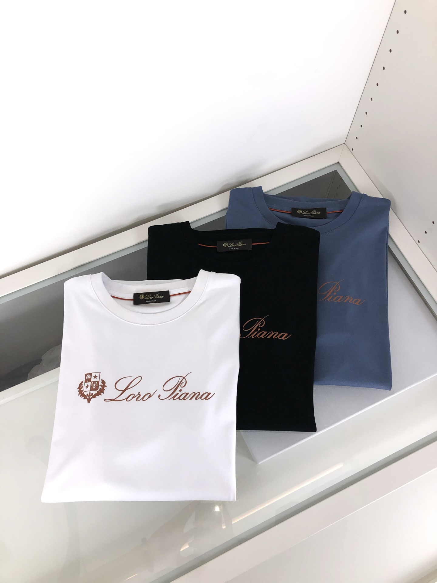 NO:129752,New# LP Spring and Summer SS mercerated round neck T-shirt # Selected imported fixed woven mercerated pure cotton fabric. Its fiber length is longer, softer, tougher, and stronger color fastness. Therefore, products made of Egyptian cotton are more wear-resistant and larger, reducing the wool pilling of conventional cotton cloth. This means that even if you have been using it for many years, both color and fabric will be newer than conventional cotton cloth. The texture is also dense and delicate, soft, broad and stylish, breathable and comfortable. And after technological merceration, the fabric has the characteristics of soft, smooth, no damage, strong wear-resistant, no ironing, and low shrinkage. The weight is on the left and right. It is a thickness that is very suitable for summer wear. It has good elasticity, better shrinkage, durability, wrinkle and wear resistance, good drooping on the upper body, and is not easy to deform!  It's even less likely to fade!  In addition, the front chest brand elements decorate the chest logo, and still maintain its own exquisite, elegant, fashionable and vibrant route. The double-line car splicing process is the T-shirt is more reliable and durable. The neckline and cuffs are spliced ​​with 65s double mercerated cotton knitted rib splicing. After high-temperature ironing and shaping, it is difficult to deform and not easy to slant after wearing it for a long time. The overall simple and elegant, fully displaying the fabric material, fully reflecting the brand's low-key and restrained temperament, the overall simplification is made of traditional, without too many fancy designs, and the whole body shows the charm of an elegant gentleman!  !  !  Size M-XXXL., loro piana,tees,t-shirt,alexander wang19860909New# LP 春夏SS丝光处理圆领T恤#精选进口定织丝光纯棉面料,它的纤维长度更长莄柔,强韧度更高,色牢度也更强,所以用埃及棉做出来的产品,更耐磨也更大的降低了常规棉布起毛起球的情况,这就意味着即使你沿用多年,不论色彩还是面料方面都会比常规的棉布更显新.质地也密实细腻,柔软挺阔有型、透气舒适.并且经过科技丝光处理后,织物具有手感柔软、滑爽、不损坏强力、耐磨不需熨烫、缩水率小的特点,克重在左右,属于夏天穿着非常适合的一个厚度,拥有很好的回弹性,更好的收缩性,耐久耐洗,抗皱耐磨,上身垂感好,不易变形！更不易褪色！ 除此之外,前胸品牌元素装饰胸标,依旧保持着自己精致优雅时尚活力的路线,双线冚车拼接工艺,T恤更加牢靠耐穿,领口和袖口均采用65s双丝光棉针织罗纹拼接,经过了高温压烫定型工艺,久穿不易变形不易起边. 整体朴素优雅,充分展现面料材质,完全体现了品牌低调内敛的气质,整体化简为繁,没有过多花哨的设计,通体显露着高雅绅士的魅力气质！！！ 尺码M-XXXL.,,loro piana,tees，t-shirt,alexander wang,Men's clothing