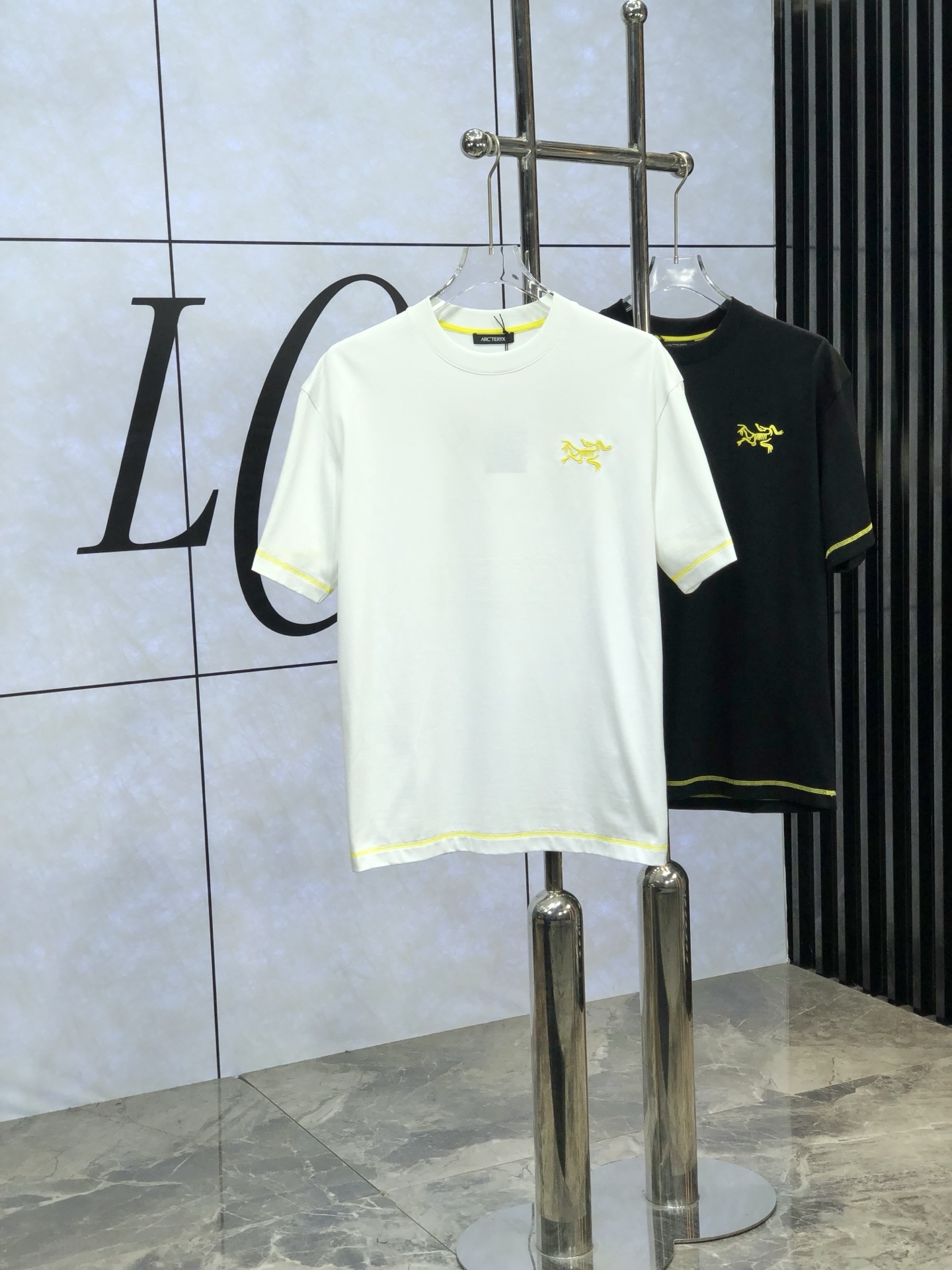 NO:130144,. Archaeopteryx . 2025 spring and summer new first-time counter latest short-sleeved round-neck T-shirt, high-end customization, avant-garde and fashionable design!  Brand logo heavy craft design, high-end customized mercerated cloud cotton fabric, soft feel, comfortable to wear, exquisite counter-level car line. K fine workmanship, invincible and handsome upper body effect!  A must-have item for handsome men!  yard M-3XL. m wear 175/130.,arc'teryx,T-shirt,tees,t-shirt,alexander wang19860909. 始祖鸟 .2025春夏新款首发专柜最新款短袖圆领T恤 高端订制 设计前卫时尚！品牌logo重工艺设计 高端定制丝光云朵棉面料.手感柔软.穿着舒适.专柜级别精致车线.k做工精细.上身效果无敌帅气！型男必备单品！ 码数M-3XL. m穿175/130.,arc'teryx,T-shirt,tees，t-shirt,alexander wang,Men's clothing