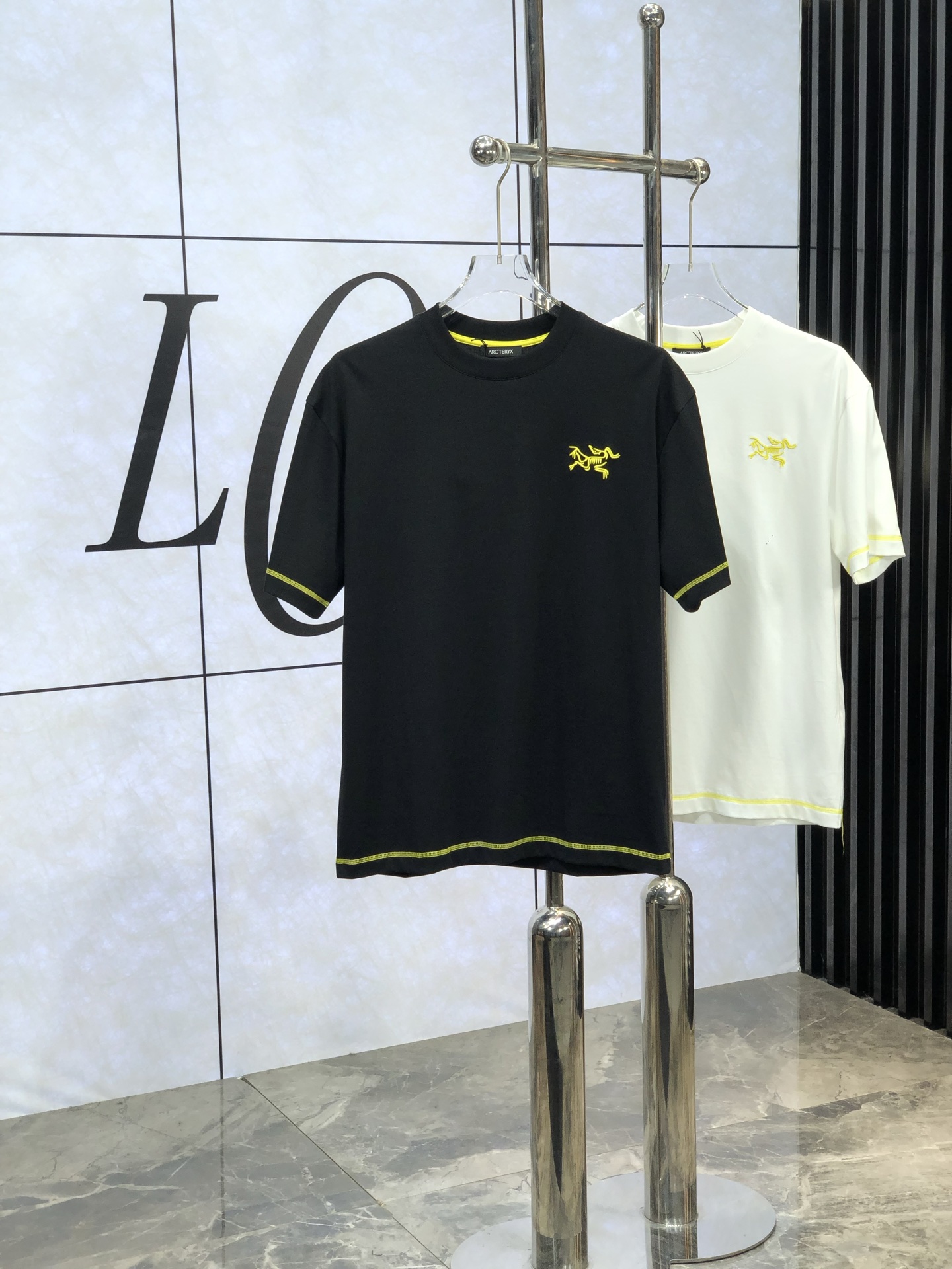 NO:130149,Archaeopteryx. The latest short-sleeved round-neck T-shirt in the first spring and summer 2025 new spring and summer counter, high-end customization, avant-garde and fashionable design!  Brand logo heavy craft design, high-end customized mercerated cloud cotton fabric, soft feel, comfortable to wear, exquisite counter-level car line. K fine workmanship, invincible and handsome upper body effect!  A must-have item for handsome men!  yard M-3XL. m wear 175/130.,arc'teryx,T-shirt,tees,t-shirt,alexander wang19860909始祖鸟 .2025春夏新款首发专柜最新款短袖圆领T恤 高端订制 设计前卫时尚！品牌logo重工艺设计 高端定制丝光云朵棉面料.手感柔软.穿着舒适.专柜级别精致车线.k做工精细.上身效果无敌帅气！型男必备单品！ 码数M-3XL. m穿175/130.,arc'teryx,T-shirt,tees，t-shirt,alexander wang,Men's clothing