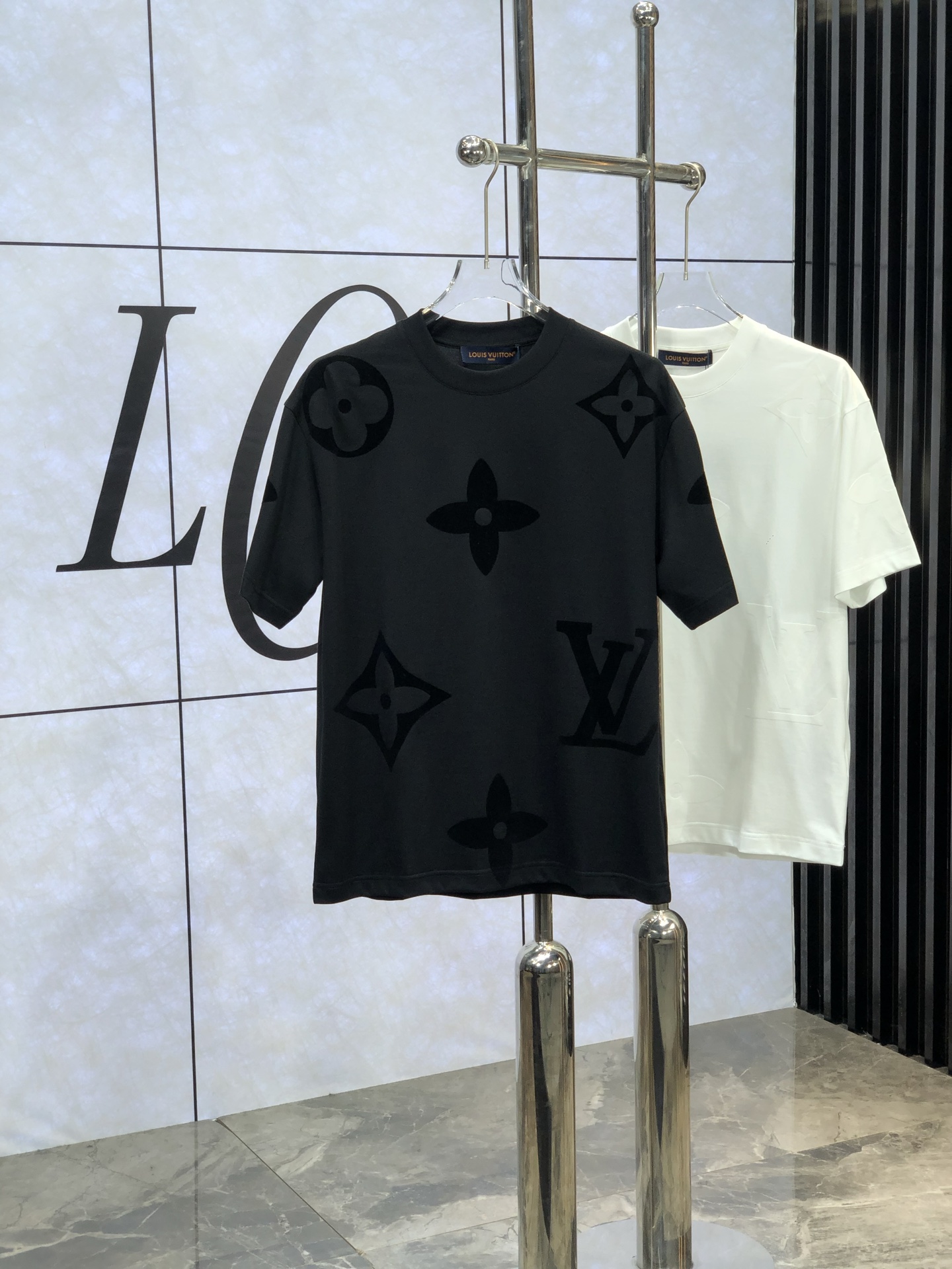 NO:130151,. Lv.2025 spring and summer new style first-time counter latest short-sleeved round-neck T-shirt, high-end customization, avant-garde and fashionable design!  Brand logo heavy craft design, high-end customized mercerated cloud cotton fabric, soft feel, comfortable to wear, exquisite counter-level car line. K fine workmanship, invincible and handsome upper body effect!  A must-have item for handsome men!  Count M-3XL. m wear 175/130.,,louis vuitton,T-shirt,tees,t-shirt,alexander wang19860909. Lv.2025春夏新款首发专柜最新款短袖圆领T恤 高端订制 设计前卫时尚！品牌logo重工艺设计 高端定制丝光云朵棉面料.手感柔软.穿着舒适.专柜级别精致车线.k做工精细.上身效果无敌帅气！型男必备单品！ 码数M-3XL. m穿175/130.,,louis vuitton,T-shirt,tees，t-shirt,alexander wang,Men's clothing