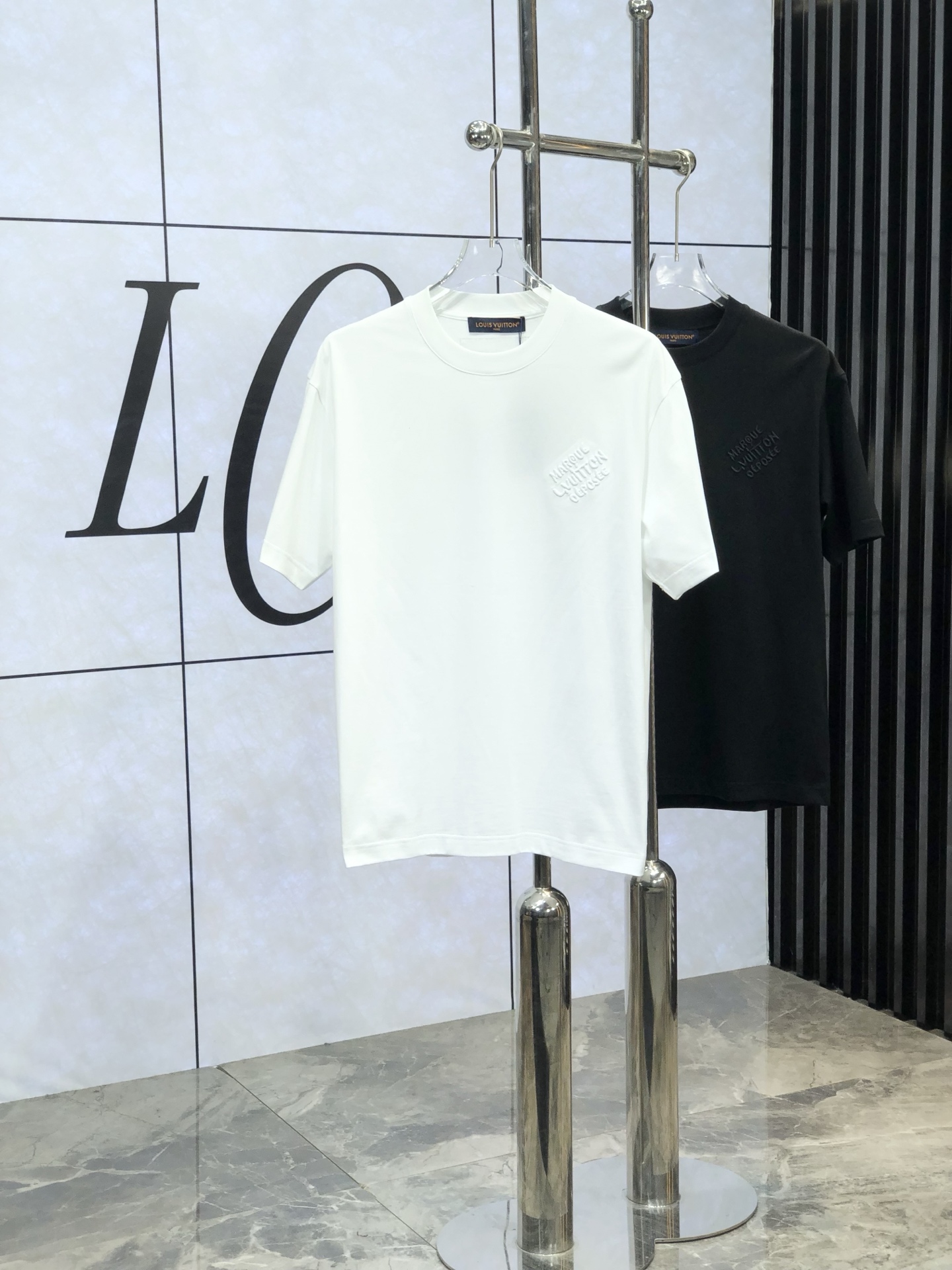 NO:130154,Lv.2025 spring and summer new style first-time counter latest short-sleeved round-neck T-shirt, high-end customization, avant-garde and fashionable design!  Brand logo heavy craft design, high-end customized mercerated cloud cotton fabric, soft feel, comfortable to wear, exquisite counter-level car line. K fine workmanship, invincible and handsome upper body effect!  A must-have item for handsome men!  Count M-3XL. m wear 175/130.,,louis vuitton,T-shirt,tees,t-shirt,alexander wang19860909Lv.2025春夏新款首发专柜最新款短袖圆领T恤 高端订制 设计前卫时尚！品牌logo重工艺设计 高端定制丝光云朵棉面料.手感柔软.穿着舒适.专柜级别精致车线.k做工精细.上身效果无敌帅气！型男必备单品！ 码数M-3XL. m穿175/130.,,louis vuitton,T-shirt,tees，t-shirt,alexander wang,Men's clothing