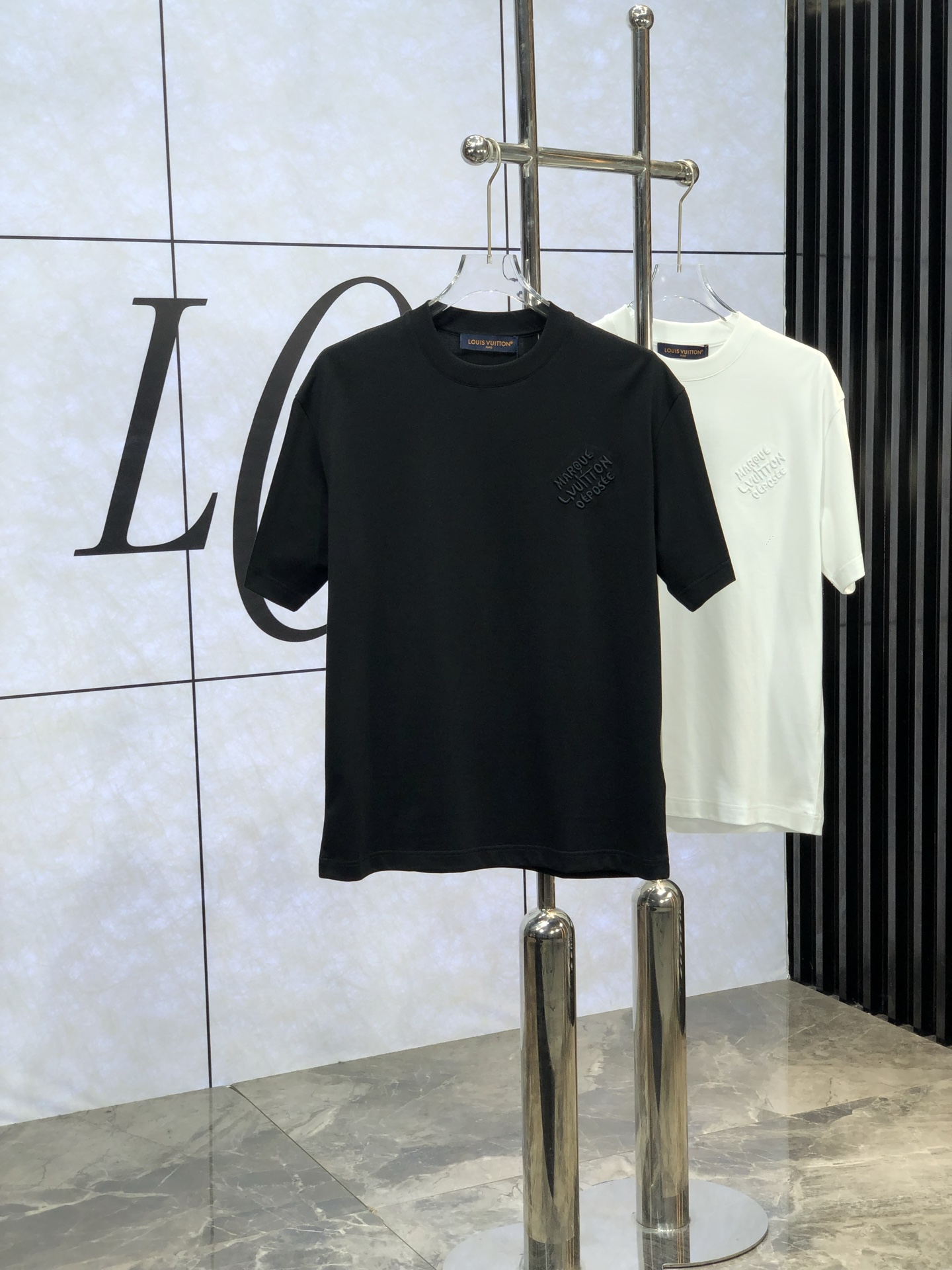 NO:130157,. Lv.2025 spring and summer new style first-time counter latest short-sleeved round-neck T-shirt, high-end customization, avant-garde and fashionable design!  Brand logo heavy craft design, high-end customized mercerated cloud cotton fabric, soft feel, comfortable to wear, exquisite counter-level car line. K fine workmanship, invincible and handsome upper body effect!  A must-have item for handsome men!  Count M-3XL. m wear 175/130.,,louis vuitton,T-shirt,tees,t-shirt,alexander wang19860909. Lv.2025春夏新款首发专柜最新款短袖圆领T恤 高端订制 设计前卫时尚！品牌logo重工艺设计 高端定制丝光云朵棉面料.手感柔软.穿着舒适.专柜级别精致车线.k做工精细.上身效果无敌帅气！型男必备单品！ 码数M-3XL. m穿175/130.,,louis vuitton,T-shirt,tees，t-shirt,alexander wang,Men's clothing