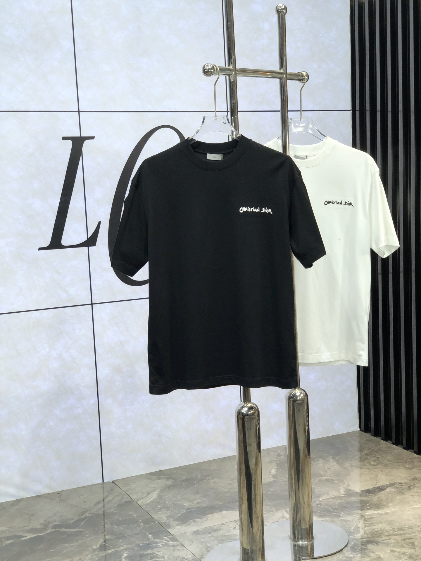 NO:130159,. Dior.2025 spring and summer new style first-time counter latest short-sleeved round-neck T-shirt, high-end customization, avant-garde and fashionable design!  Brand logo heavy craft design, high-end customized mercerated cloud cotton fabric, soft feel, comfortable to wear, exquisite counter-level car line. K fine workmanship, invincible and handsome upper body effect!  A must-have item for handsome men!  yard M-3XL. m wear 175/130.,dior,T-shirt,tees,t-shirt,alexander wang19860909. Dior.2025春夏新款首发专柜最新款短袖圆领T恤 高端订制 设计前卫时尚！品牌logo重工艺设计 高端定制丝光云朵棉面料.手感柔软.穿着舒适.专柜级别精致车线.k做工精细.上身效果无敌帅气！型男必备单品！ 码数M-3XL. m穿175/130.,,dior,T-shirt,tees，t-shirt,alexander wang,Men's clothing