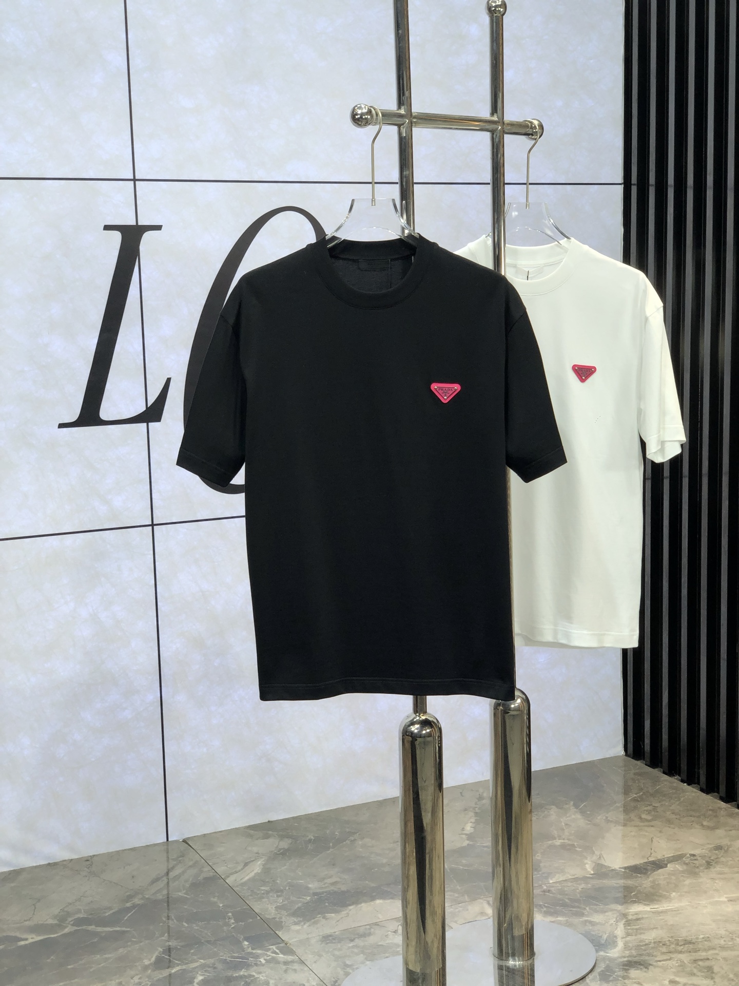 NO:130161,. Prada. The latest short-sleeved round-neck T-shirt in the 2025 spring and summer new first-time counter, high-end customization, avant-garde and fashionable design!  Brand logo heavy craft design, high-end customized mercerated cloud cotton fabric, soft feel, comfortable to wear, exquisite counter-level car line. K fine workmanship, invincible and handsome upper body effect!  A must-have item for handsome men!  Count M-3XL. m wear 175/130.,,prada,T-shirt,tees,t-shirt,alexander wang19860909. 普拉达.2025春夏新款首发专柜最新款短袖圆领T恤 高端订制 设计前卫时尚！品牌logo重工艺设计 高端定制丝光云朵棉面料.手感柔软.穿着舒适.专柜级别精致车线.k做工精细.上身效果无敌帅气！型男必备单品！ 码数M-3XL. m穿175/130.,,prada,T-shirt,tees，t-shirt,alexander wang,Men's clothing