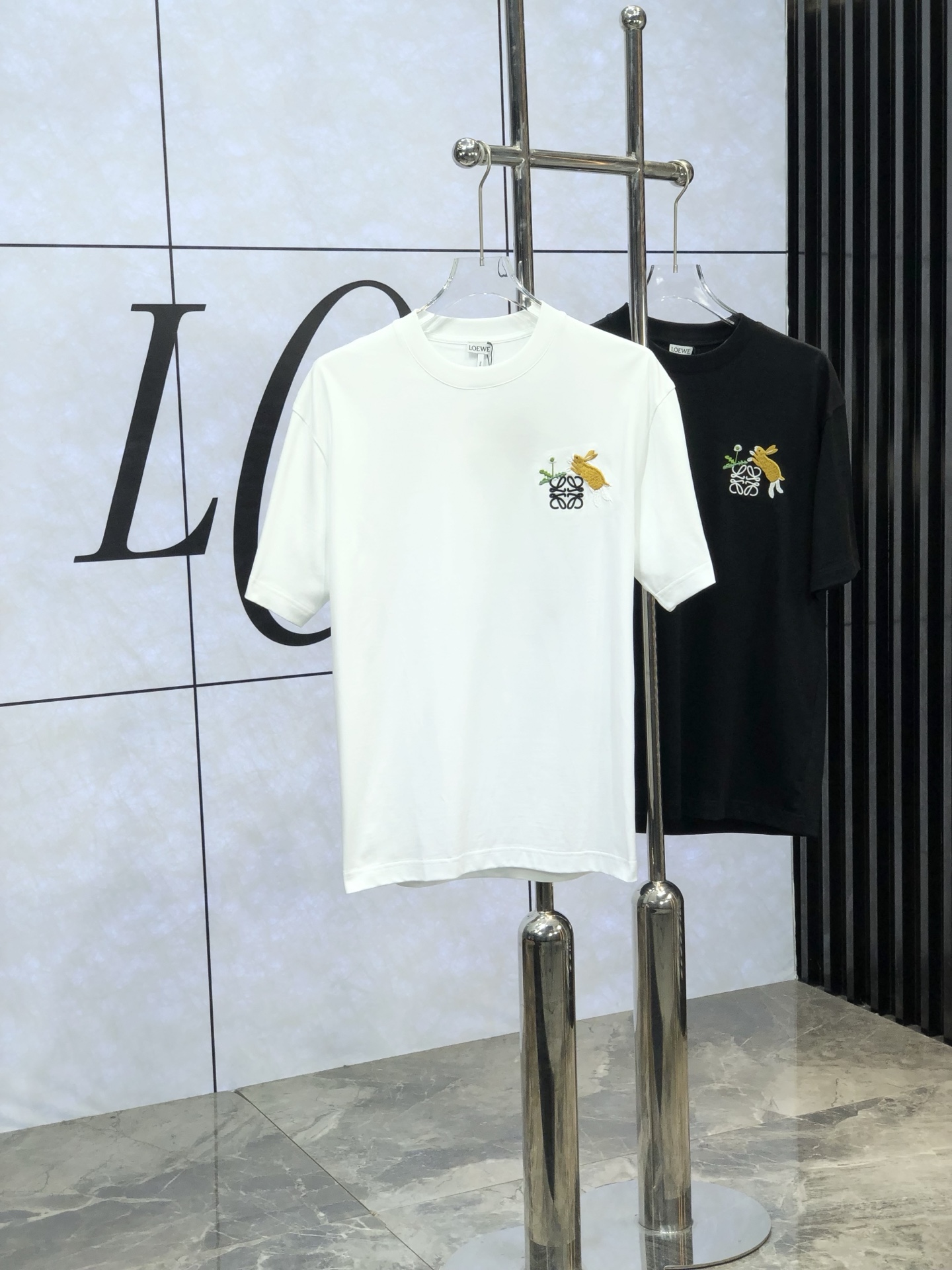 NO:130163,. Luo Yiwei. The latest short-sleeved round-neck T-shirt in the first 2025 spring and summer new style in the first counter, high-end customization, avant-garde and fashionable design!  Brand logo heavy craft design, high-end customized mercerated cloud cotton fabric, soft feel, comfortable to wear, exquisite counter-level car line. K fine workmanship, invincible and handsome upper body effect!  A must-have item for handsome men!  Count M-3XL. m wear 175/130.,loewe,T-shirt,tees,t-shirt,alexander wang19860909. 罗意威.2025春夏新款首发专柜最新款短袖圆领T恤 高端订制 设计前卫时尚！品牌logo重工艺设计 高端定制丝光云朵棉面料.手感柔软.穿着舒适.专柜级别精致车线.k做工精细.上身效果无敌帅气！型男必备单品！ 码数M-3XL. m穿175/130.,,loewe,T-shirt,tees，t-shirt,alexander wang,Men's clothing