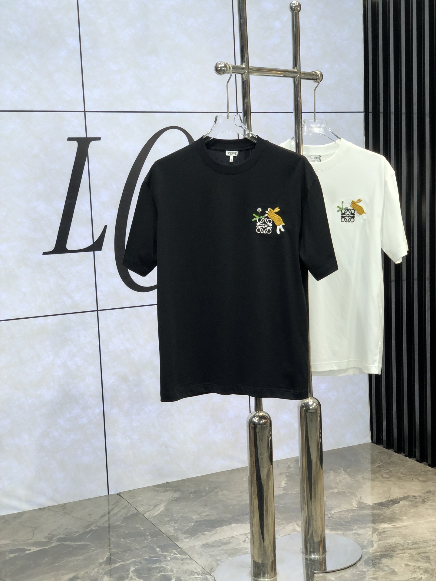 NO:130139,. Luo Yiwei . The latest short-sleeved round-neck T-shirt in the 2025 spring and summer new first-time counter, high-end customization, avant-garde and fashionable design!  Brand logo heavy craft design, high-end customized mercerated cloud cotton fabric, soft feel, comfortable to wear, exquisite counter-level car line. K fine workmanship, invincible and handsome upper body effect!  A must-have item for handsome men!  Count M-3XL. m wear 175/130.,loewe,T-shirt,tees,t-shirt,alexander wang19860909. 罗意威 .2025春夏新款首发专柜最新款短袖圆领T恤 高端订制 设计前卫时尚！品牌logo重工艺设计 高端定制丝光云朵棉面料.手感柔软.穿着舒适.专柜级别精致车线.k做工精细.上身效果无敌帅气！型男必备单品！ 码数M-3XL. m穿175/130.,,loewe,T-shirt,tees，t-shirt,alexander wang,Men's clothing