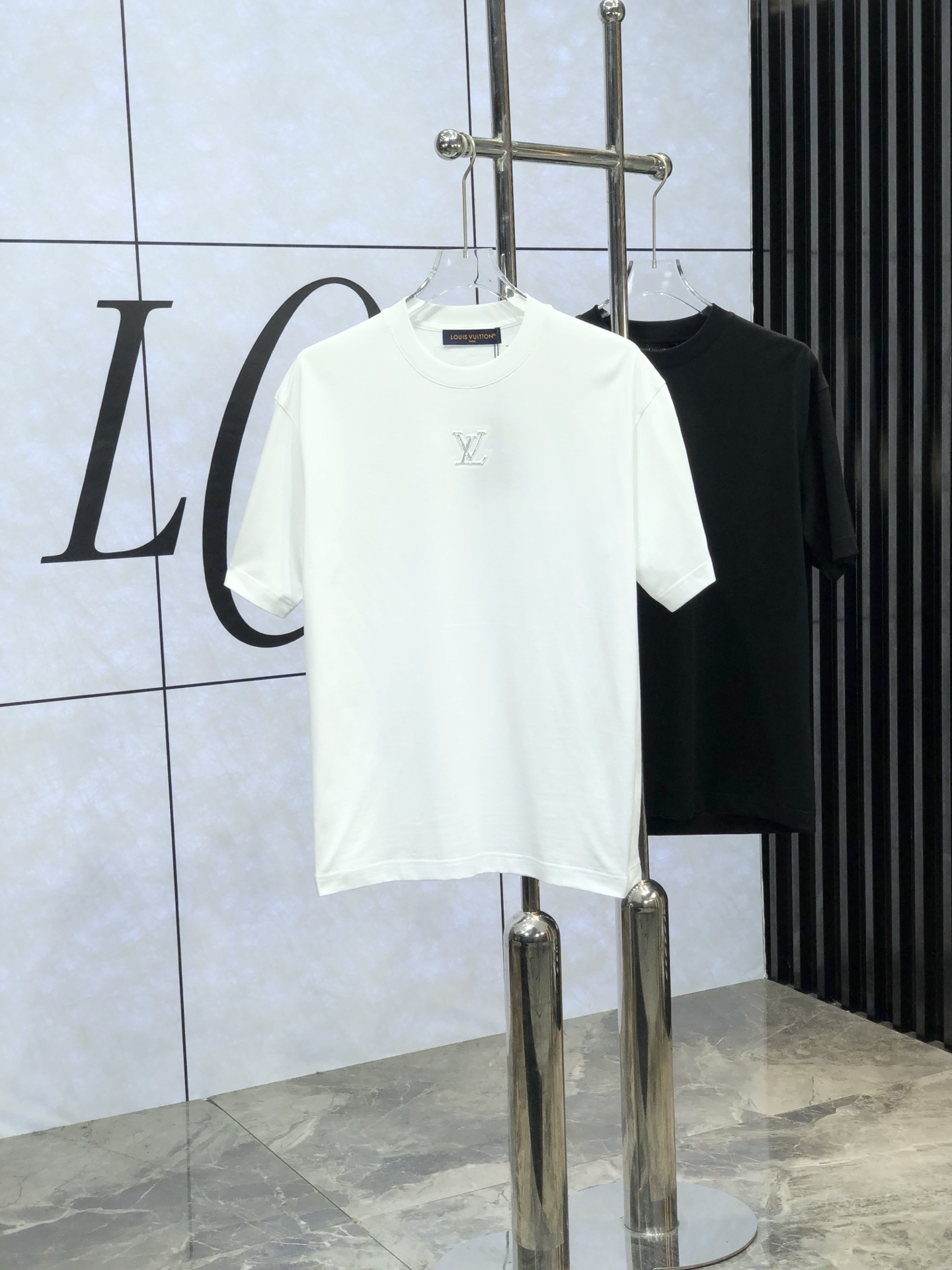 NO:130143,. Lv 2025 spring and summer new style first-time counter latest short-sleeved round-neck T-shirt, high-end customization, avant-garde and fashionable design!  Brand logo heavy craft design, high-end customized mercerated cloud cotton fabric, soft feel, comfortable to wear, exquisite counter-level car line. K fine workmanship, invincible and handsome upper body effect!  A must-have item for handsome men!  Count M-3XL. m wear 175/130.,,louis vuitton,T-shirt,tees,t-shirt,alexander wang19860909. Lv 2025春夏新款首发专柜最新款短袖圆领T恤 高端订制 设计前卫时尚！品牌logo重工艺设计 高端定制丝光云朵棉面料.手感柔软.穿着舒适.专柜级别精致车线.k做工精细.上身效果无敌帅气！型男必备单品！ 码数M-3XL. m穿175/130.,,louis vuitton,T-shirt,tees，t-shirt,alexander wang,Men's clothing