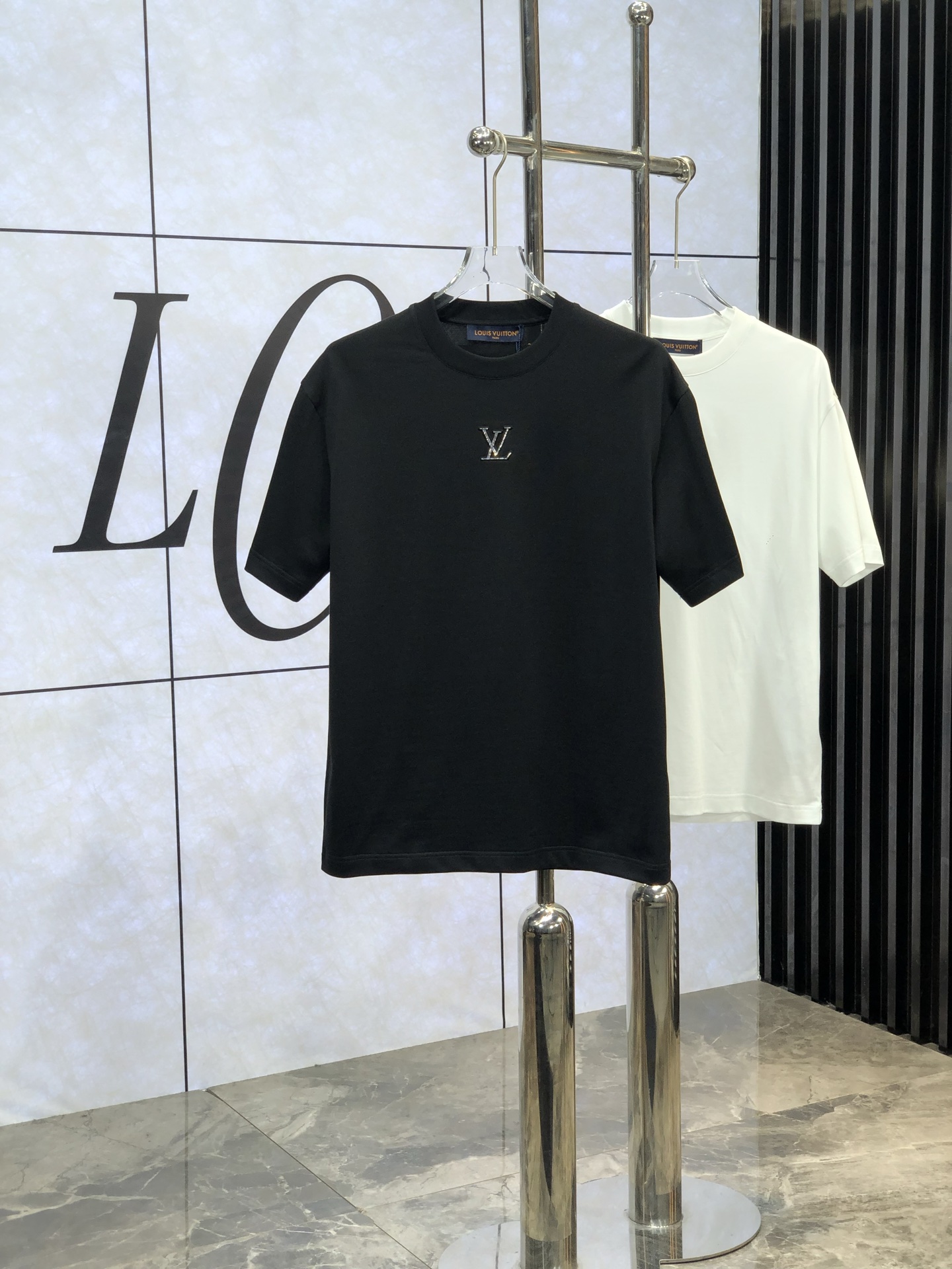 NO:130147,. Lv.2025 spring and summer new style first-time counter latest short-sleeved round-neck T-shirt, high-end customization, avant-garde and fashionable design!  Brand logo heavy craft design, high-end customized mercerated cloud cotton fabric, soft feel, comfortable to wear, exquisite counter-level car line. K fine workmanship, invincible and handsome upper body effect!  A must-have item for handsome men!  Count M-3XL. m wear 175/130.,,louis vuitton,T-shirt,tees,t-shirt,alexander wang19860909. Lv.2025春夏新款首发专柜最新款短袖圆领T恤 高端订制 设计前卫时尚！品牌logo重工艺设计 高端定制丝光云朵棉面料.手感柔软.穿着舒适.专柜级别精致车线.k做工精细.上身效果无敌帅气！型男必备单品！ 码数M-3XL. m穿175/130.,,louis vuitton,T-shirt,tees，t-shirt,alexander wang,Men's clothing