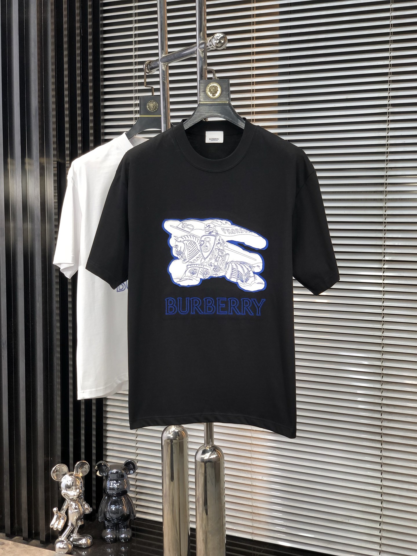 NO:147984,.Burberry. 2025 spring and summer new style letter logo round neck short-sleeved T-shirt, spring and summer casual outfit is essential, original pure cotton fabric. It is completely reflected in the high-end aesthetic workmanship, and the workmanship is more exquisite and atmospheric, with a strong three-dimensional feeling, which is very stunning, the fabric is soft and skin-friendly, and the upper body is a bit lazy and high-end feel. This washing T-T-T-T-T-T-T-T-T-T-T-T-T-T-T-T-T-T-T-T-T-T-T-T-T-T-T-T-T-T-T-T-T-T-T-T-T-T-T-T-T-T-T-T-T-T-T-T-T-T-T-T-T-T-T-T-T-T-T-T-T-T-T-T-T-T-T-T-T-T-T-T-T-T-T-T-T-T-T-T-T-T-T-T-T-T-T-T-T-T-T-T-T-T-T-T-T-T-T-T-T-T-T-T-T-T-T-T-T-T-T-T-T-T-T-T-T-T-T-T-T-T-T-T-T-T-T-T-T-T-T-T-T-T-T-T-T-T-T-T-T-T-T-T-T-T-T-T-T-T-T-T-T-T-T-T-T-T-T-T-T-T-T-T-T-T-T-T-T-T-T-T-T-T-T-T-T-T-T-T-T-T-T-T-T-T-T-T-T-T-T-T-T-T-T-T-T-T19860909.巴宝莉.2025春夏新款 字母logo圆领短袖t恤,春夏休闲穿搭必不可少,原版纯棉面料.完完全全体现在高级审美的做工上,做工更是精致大气,z立体感超强,非常惊艳,面料柔软亲肤,上身一丝丝慵懒又高级的feel,这款水洗t绝对是今年绝对的基础款之王,男女同款搭配穿出奢侈品高订的感觉.码数S-xxL.s穿175/130,,burberry,T-shirt,tees，t-shirt,alexander wang,Men's clothing