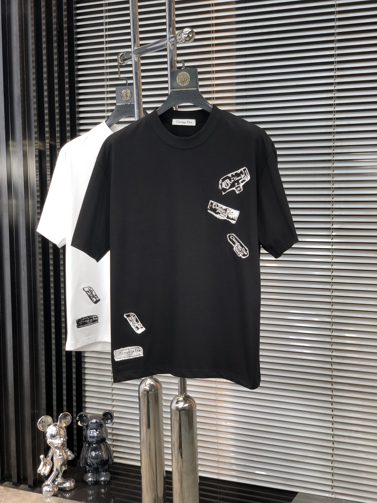 NO:147913,.Dior.2025 spring and summer new style letter logo round neck short-sleeved T-shirt, spring and summer casual outfit is essential, original pure cotton fabric. It is completely reflected in the high-end aesthetic workmanship, and the workmanship is more exquisite and atmospheric, with a strong three-dimensional feeling, which is very stunning, the fabric is soft and skin-friendly, and the upper body is a bit lazy and high-end feel. This washing T-T-T-T-T-T-T-T-T-T-T-T-T-T-T-T-T-T-T-T-T-T-T-T-T-T-T-T-T-T-T-T-T-T-T-T-T-T-T-T-T-T-T-T-T-T-T-T-T-T-T-T-T-T-T-T-T-T-T-T-T-T-T-T-T-T-T-T-T-T-T-T-T-T-T-T-T-T-T-T-T-T-T-T-T-T-T-T-T-T-T-T-T-T-T-T-T-T-T-T-T-T-T-T-T-T-T-T-T-T-T-T-T-T-T-T-T-T-T-T-T-T-T-T-T-T-T-T-T-T-T-T-T-T-T-T-T-T-T-T-T-T-T-T-T-T-T-T-T-T-T-T-T-T-T-T-T-T-T-T-T-T-T-T-T-T-T-T-T-T-T-T-T-T-T-T-T-T-T-T-T-T-T-T-T-T-T-T-T-T-T-T-T-T-T-T-T-T-19860909.Dior.2025春夏新款 字母logo圆领短袖t恤,春夏休闲穿搭必不可少,原版纯棉面料.完完全全体现在高级审美的做工上,做工更是精致大气,z立体感超强,非常惊艳,面料柔软亲肤,上身一丝丝慵懒又高级的feel,这款水洗t绝对是今年绝对的基础款之王,男女同款搭配穿出奢侈品高订的感觉.码数S-xxL.s穿175/130,,dior,T-shirt,tees，t-shirt,alexander wang,Men's clothing