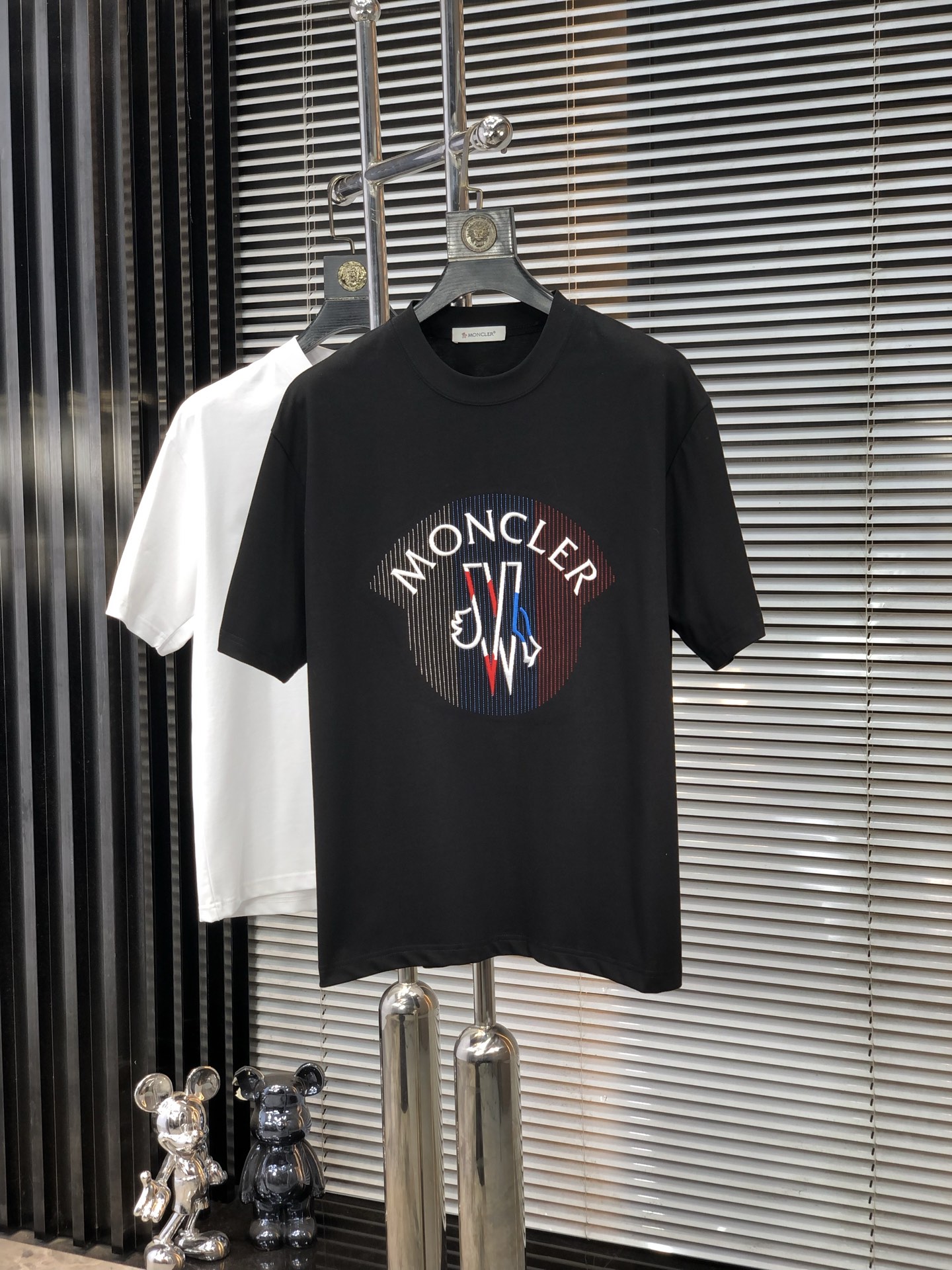 NO:147921,.录发. 2025 spring and summer new style letter logo round neck short-sleeved T-shirt, spring and summer casual outfit is essential, original pure cotton fabric. It is completely reflected in the high-end aesthetic workmanship, and the workmanship is more exquisite and atmospheric, with a strong three-dimensional feeling, very amazing, the fabric is soft and skin-friendly, and the upper body is a bit lazy and high-end feel. This wash T-T-T-T-T-T-T-T-T-T-T-T-T-T-T-T-T-T-T-T-T-T-T-T-T-T-T-T-T-T-T-T-T-T-T-T-T-T-T-T-T-T-T-T-T-T-T-T-T-T-T-T-T-T-T-T-T-T-T-T-T-T-T-T-T-T-T-T-T-T-T-T-T-T-T-T-T-T-T-T-T-T-T-T-T-T-T-T-T-T-T-T-T-T-T-T-T-T-T-T-T-T-T-T-T-T-T-T-T-T-T-T-T-T-T-T-T-T-T-T-T-T-T-T-T-T-T-T-T-T-T-T-T-T-T-T-T-T-T-T-T-T-T-T-T-T-T-T-T-T-T-T-T-T-T-T-T-T-T-T-T-T-T-T-T-T-T-T-T-T-T-T-T-T-T-T-T-T-T-T-T-T-T-T-T-T-T-T-T-T-T-T-T-T-T-T-T-T-T19860909.蒙口.2025春夏新款 字母logo圆领短袖t恤,春夏休闲穿搭必不可少,原版纯棉面料.完完全全体现在高级审美的做工上,做工更是精致大气,z立体感超强,非常惊艳,面料柔软亲肤,上身一丝丝慵懒又高级的feel,这款水洗t绝对是今年绝对的基础款之王,男女同款搭配穿出奢侈品高订的感觉.码数S-xxL.s穿175/130,,Moncler,T-shirt,tees，t-shirt,alexander wang,Men's clothing