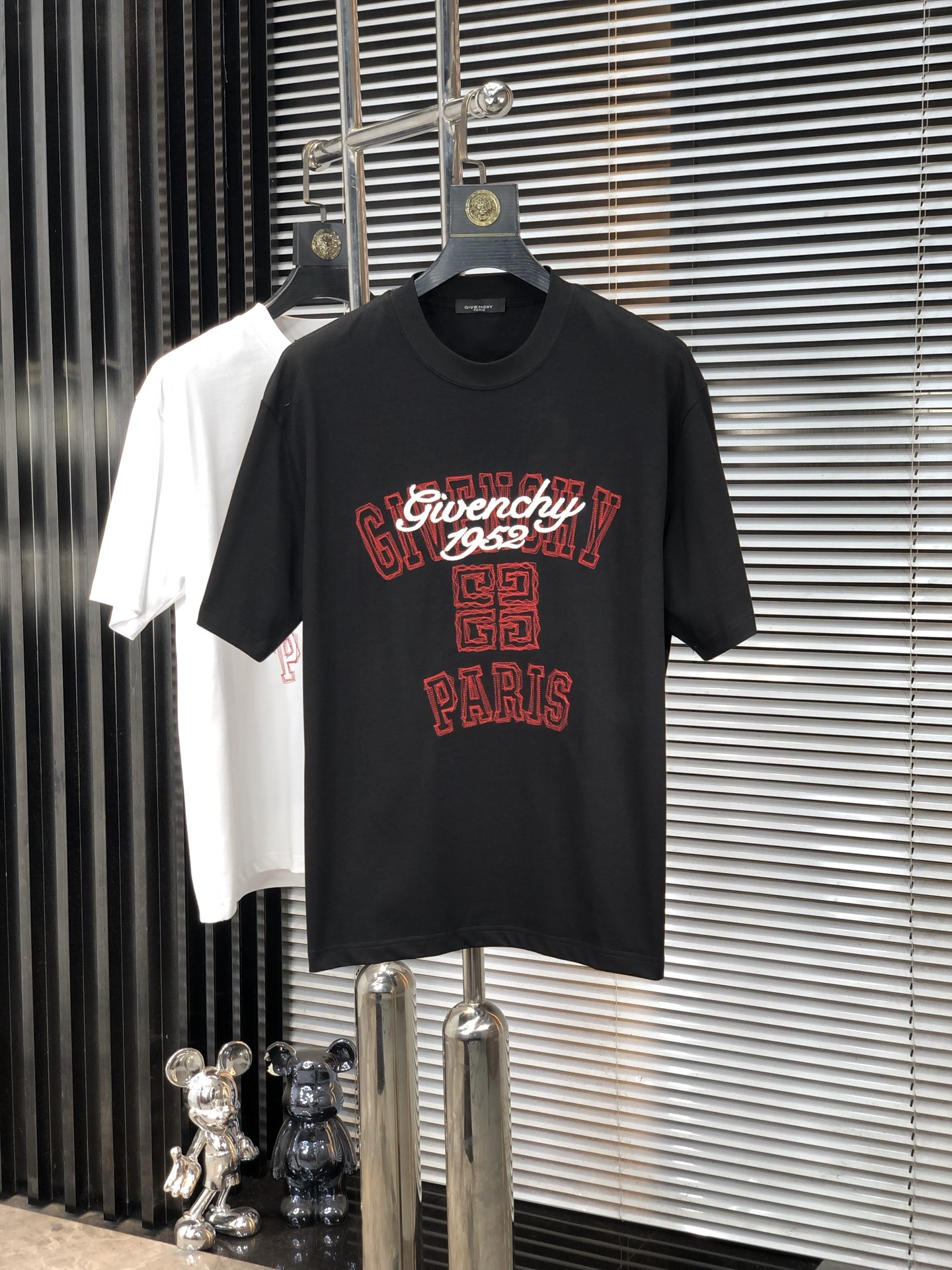 NO:147930,.Givenchy. 2025 spring and summer new style letter logo round neck short-sleeved T-shirt, spring and summer casual outfit is essential, original pure cotton fabric. It is completely reflected in the high-end aesthetic workmanship, and the workmanship is more exquisite and atmospheric, with a strong three-dimensional feeling, which is very stunning, the fabric is soft and skin-friendly, and the upper body is a bit lazy and high-end feel. This washing T-T-T-T-T-T-T-T-T-T-T-T-T-T-T-T-T-T-T-T-T-T-T-T-T-T-T-T-T-T-T-T-T-T-T-T-T-T-T-T-T-T-T-T-T-T-T-T-T-T-T-T-T-T-T-T-T-T-T-T-T-T-T-T-T-T-T-T-T-T-T-T-T-T-T-T-T-T-T-T-T-T-T-T-T-T-T-T-T-T-T-T-T-T-T-T-T-T-T-T-T-T-T-T-T-T-T-T-T-T-T-T-T-T-T-T-T-T-T-T-T-T-T-T-T-T-T-T-T-T-T-T-T-T-T-T-T-T-T-T-T-T-T-T-T-T-T-T-T-T-T-T-T-T-T-T-T-T-T-T-T-T-T-T-T-T-T-T-T-T-T-T-T-T-T-T-T-T-T-T-T-T-T-T-T-T-T-T-T-T-T-T-T-T-T-T-T-19860909.纪梵希.2025春夏新款 字母logo圆领短袖t恤,春夏休闲穿搭必不可少,原版纯棉面料.完完全全体现在高级审美的做工上,做工更是精致大气,z立体感超强,非常惊艳,面料柔软亲肤,上身一丝丝慵懒又高级的feel,这款水洗t绝对是今年绝对的基础款之王,男女同款搭配穿出奢侈品高订的感觉.码数S-xxL.s穿175/130,,givenchy,T-shirt,tees，t-shirt,alexander wang,Men's clothing