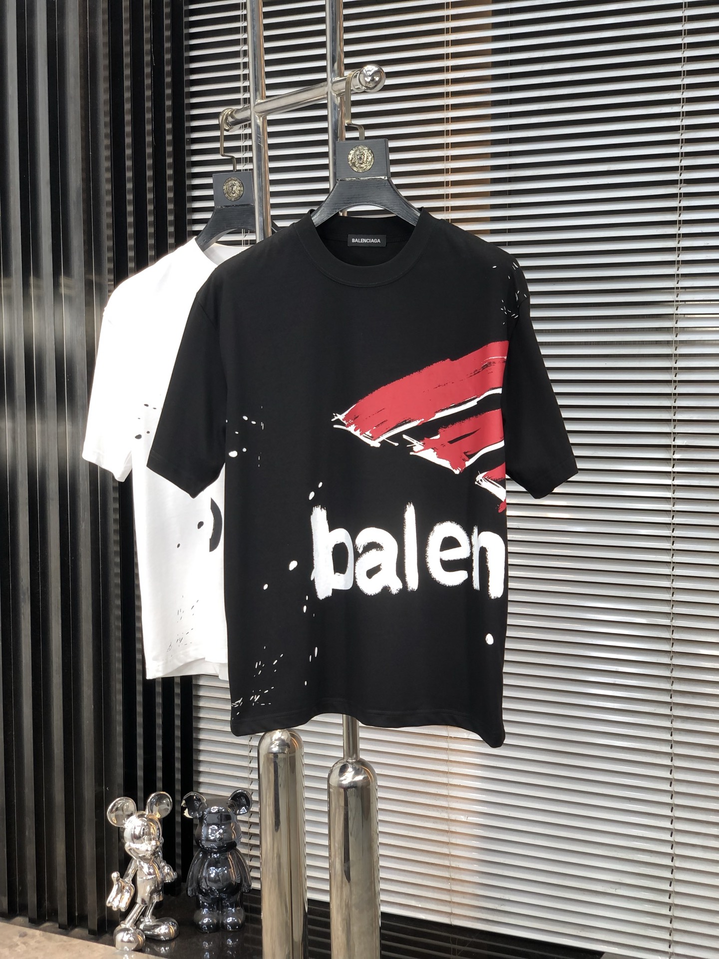 NO:147947,.Balenciaga. 2025 spring and summer new style letter logo round neck short-sleeved T-shirt, spring and summer casual outfit is essential, original pure cotton fabric. It is completely reflected in the high-end aesthetic workmanship, and the workmanship is more exquisite and atmospheric, with a strong three-dimensional feeling, which is very stunning, the fabric is soft and skin-friendly, and the upper body is a bit lazy and high-end feel. This wash T-T-T-T-T-T-T-T-T-T-T-T-T-T-T-T-T-T-T-T-T-T-T-T-T-T-T-T-T-T-T-T-T-T-T-T-T-T-T-T-T-T-T-T-T-T-T-T-T-T-T-T-T-T-T-T-T-T-T-T-T-T-T-T-T-T-T-T-T-T-T-T-T-T-T-T-T-T-T-T-T-T-T-T-T-T-T-T-T-T-T-T-T-T-T-T-T-T-T-T-T-T-T-T-T-T-T-T-T-T-T-T-T-T-T-T-T-T-T-T-T-T-T-T-T-T-T-T-T-T-T-T-T-T-T-T-T-T-T-T-T-T-T-T-T-T-T-T-T-T-T-T-T-T-T-T-T-T-T-T-T-T-T-T-T-T-T-T-T-T-T-T-T-T-T-T-T-T-T-T-T-T-T-T-T-T-T-T-T-T-T-T-T-T-T-T-19860909.巴黎世家.2025春夏新款 字母logo圆领短袖t恤,春夏休闲穿搭必不可少,原版纯棉面料.完完全全体现在高级审美的做工上,做工更是精致大气,z立体感超强,非常惊艳,面料柔软亲肤,上身一丝丝慵懒又高级的feel,这款水洗t绝对是今年绝对的基础款之王,男女同款搭配穿出奢侈品高订的感觉.码数S-xxL.s穿175/130,,balenciaga,T-shirt,tees，t-shirt,alexander wang,Men's clothing