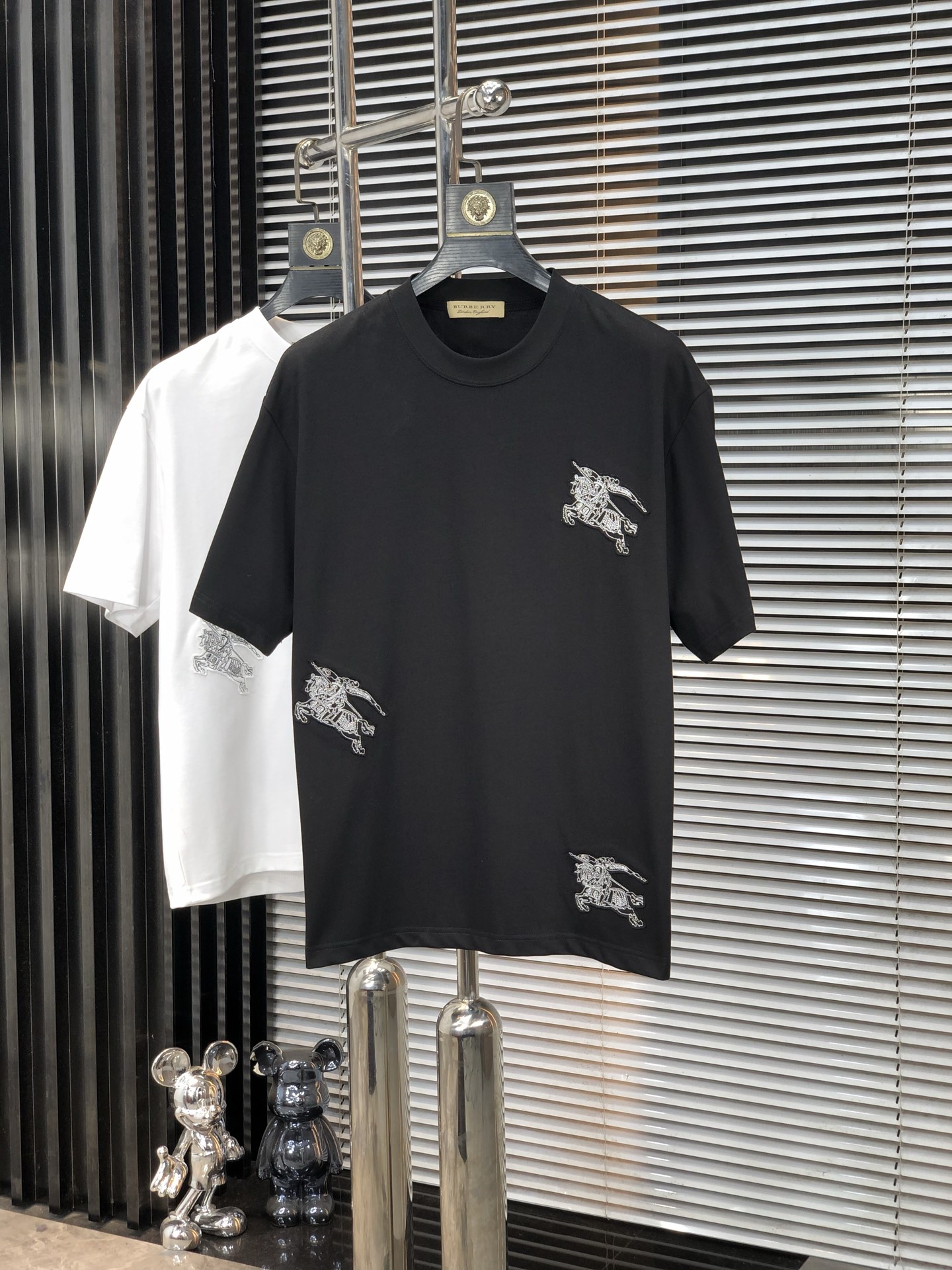 NO:147939,.Burberry. 2025 spring and summer new style letter logo round neck short-sleeved T-shirt, spring and summer casual outfit is essential, original pure cotton fabric. It is completely reflected in the high-end aesthetic workmanship, and the workmanship is more exquisite and atmospheric, with a strong three-dimensional feeling, which is very stunning, the fabric is soft and skin-friendly, and the upper body is a bit lazy and high-end feel. This washing T-T-T-T-T-T-T-T-T-T-T-T-T-T-T-T-T-T-T-T-T-T-T-T-T-T-T-T-T-T-T-T-T-T-T-T-T-T-T-T-T-T-T-T-T-T-T-T-T-T-T-T-T-T-T-T-T-T-T-T-T-T-T-T-T-T-T-T-T-T-T-T-T-T-T-T-T-T-T-T-T-T-T-T-T-T-T-T-T-T-T-T-T-T-T-T-T-T-T-T-T-T-T-T-T-T-T-T-T-T-T-T-T-T-T-T-T-T-T-T-T-T-T-T-T-T-T-T-T-T-T-T-T-T-T-T-T-T-T-T-T-T-T-T-T-T-T-T-T-T-T-T-T-T-T-T-T-T-T-T-T-T-T-T-T-T-T-T-T-T-T-T-T-T-T-T-T-T-T-T-T-T-T-T-T-T-T-T-T-T-T-T-T-T-T-T-T-T19860909.巴宝莉.2025春夏新款 字母logo圆领短袖t恤,春夏休闲穿搭必不可少,原版纯棉面料.完完全全体现在高级审美的做工上,做工更是精致大气,z立体感超强,非常惊艳,面料柔软亲肤,上身一丝丝慵懒又高级的feel,这款水洗t绝对是今年绝对的基础款之王,男女同款搭配穿出奢侈品高订的感觉.码数S-xxL.s穿175/130,,burberry,T-shirt,tees，t-shirt,alexander wang,Men's clothing